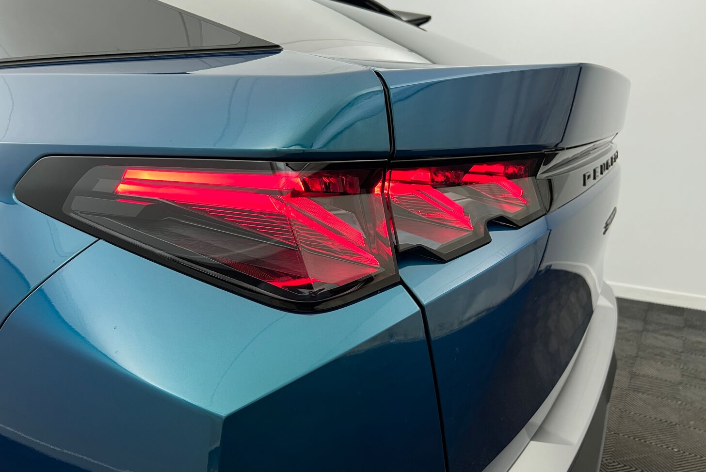 PEUGEOT 3008 SUV Hybride Essence