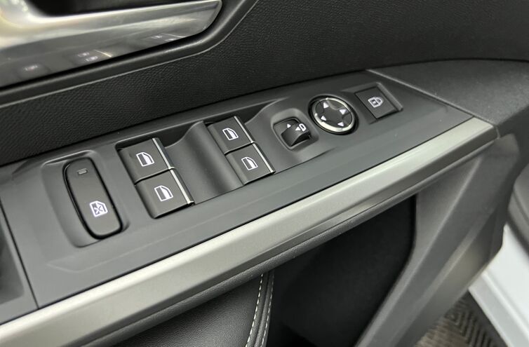 PEUGEOT 3008 SUV Hybride Essence