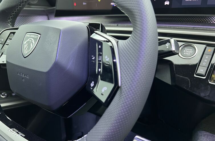 PEUGEOT 3008 SUV Hybride Essence