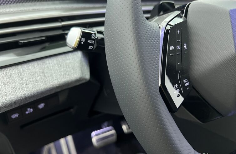 PEUGEOT 3008 SUV Hybride Essence