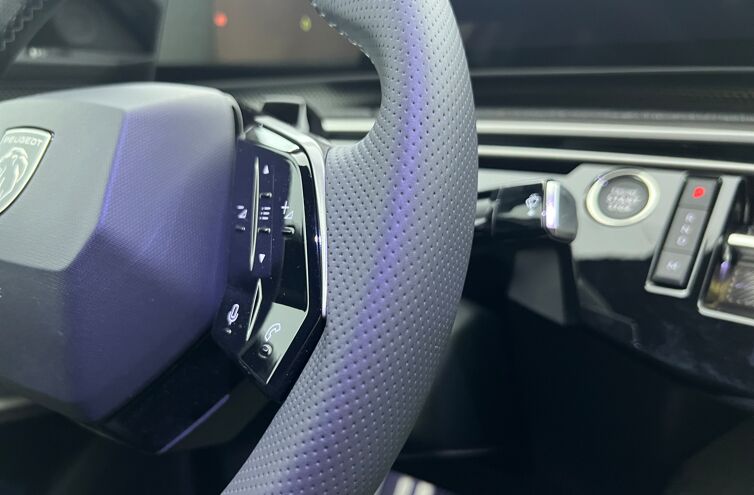 PEUGEOT 3008 SUV Hybride Essence