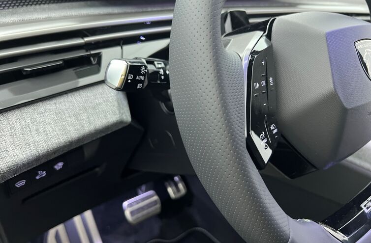 PEUGEOT 3008 SUV Hybride Essence
