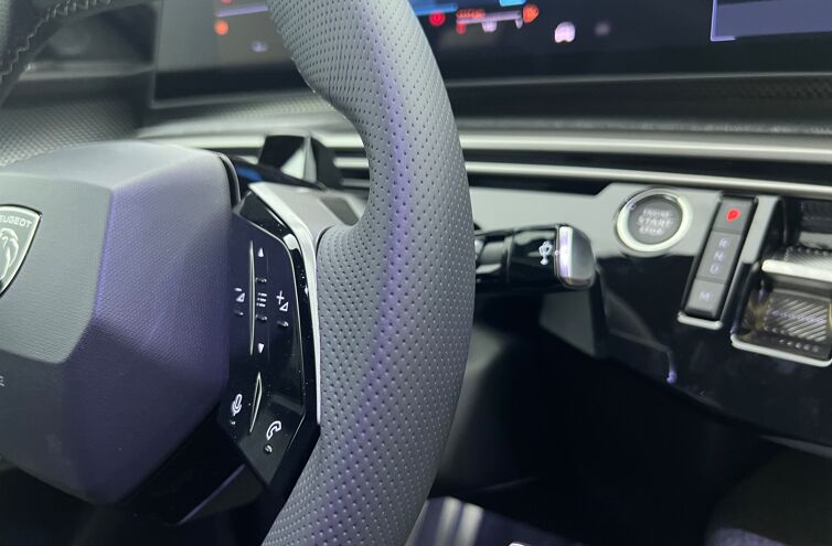 PEUGEOT 3008 SUV Hybride Essence