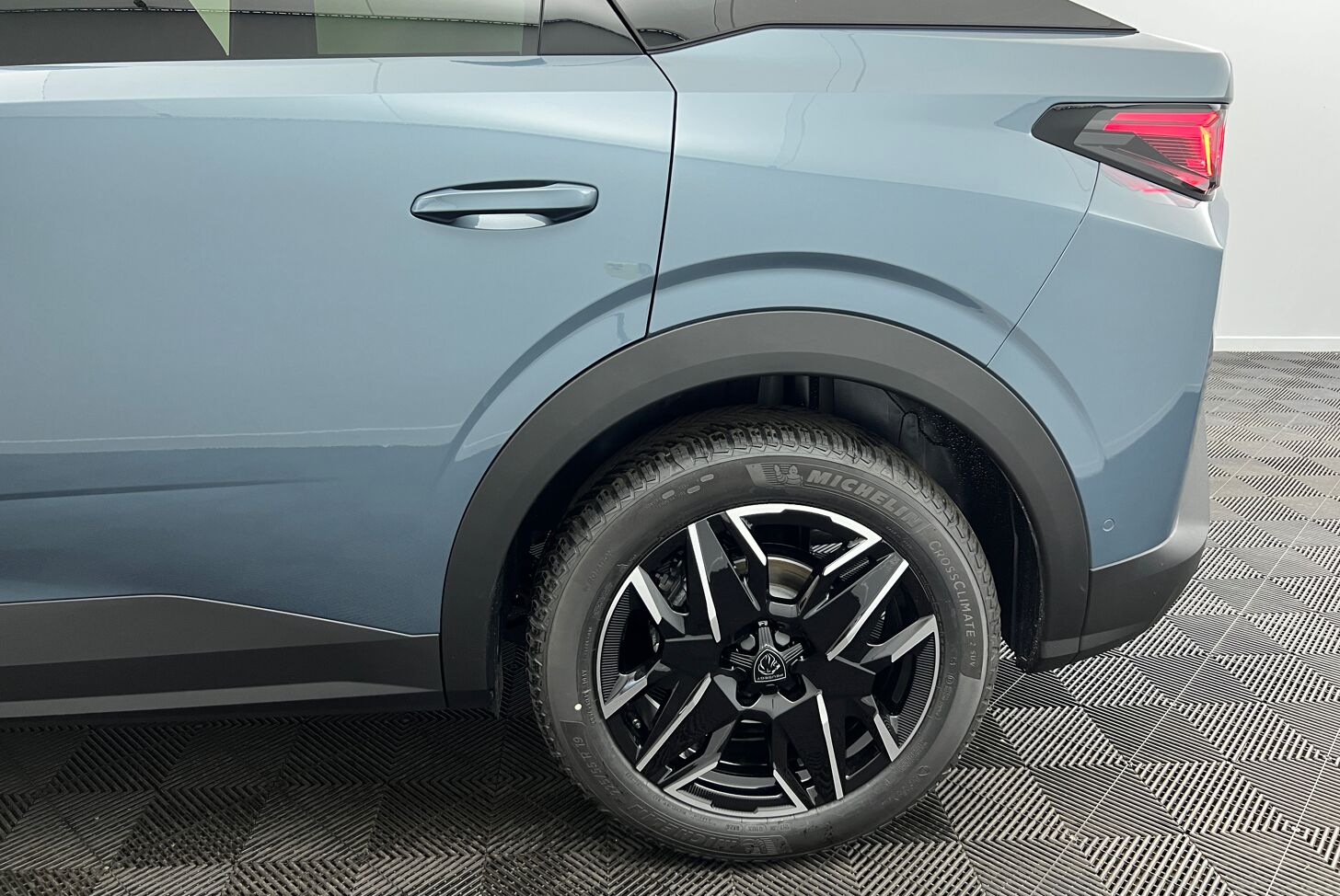 PEUGEOT 3008 SUV Hybride Essence