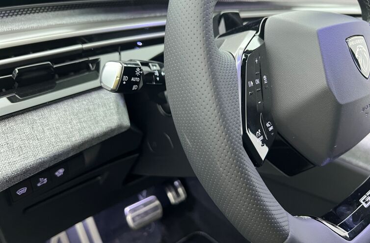 PEUGEOT 3008 SUV Hybride Essence