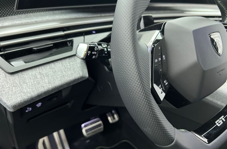 PEUGEOT 3008 SUV Hybride Essence