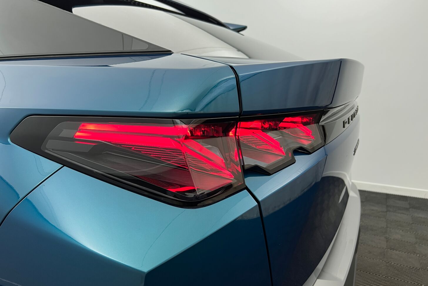 PEUGEOT 3008 SUV Hybride Essence