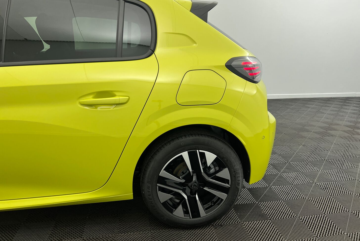 PEUGEOT 208 Berline Hybride Essence