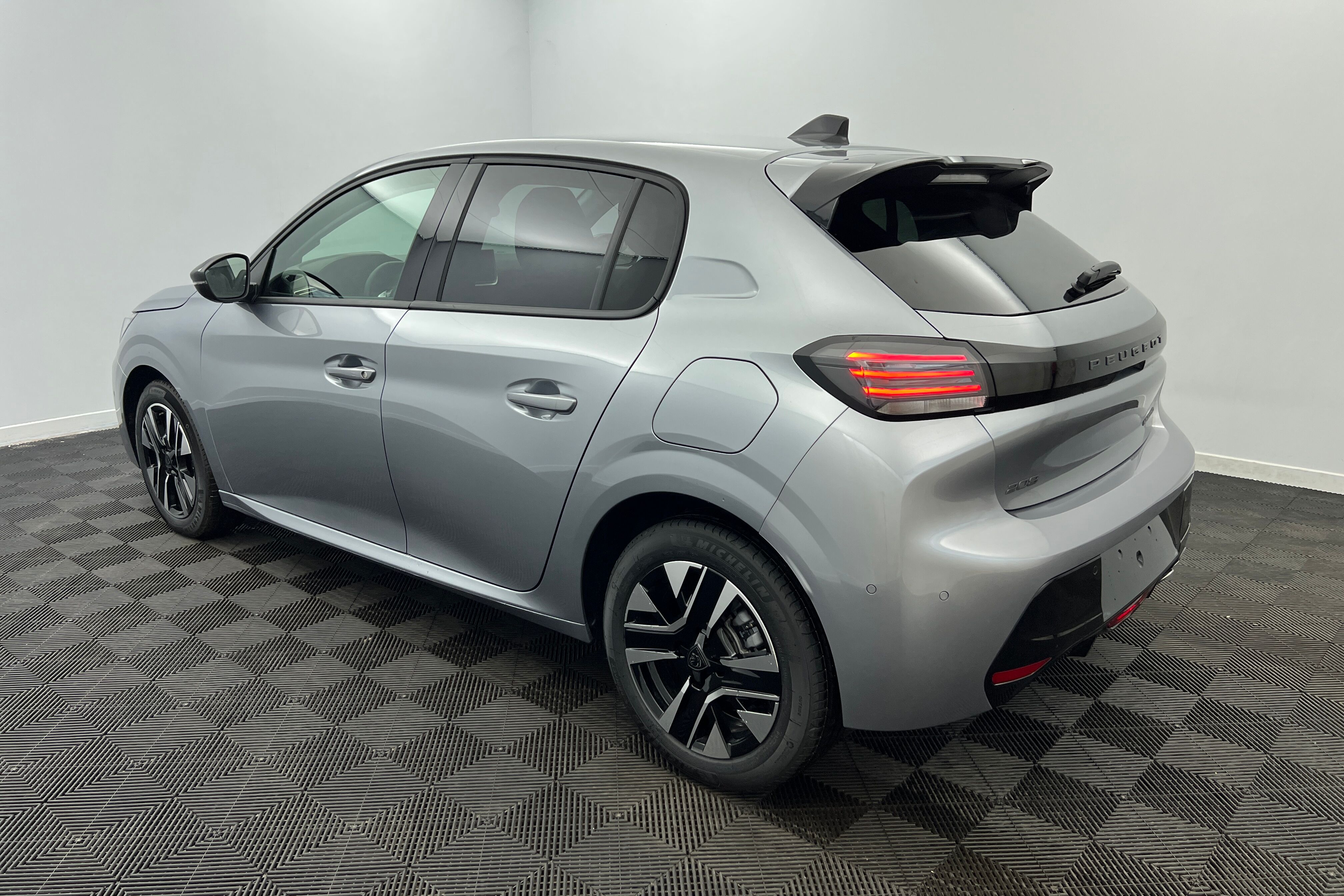 PEUGEOT 208 — photo 4