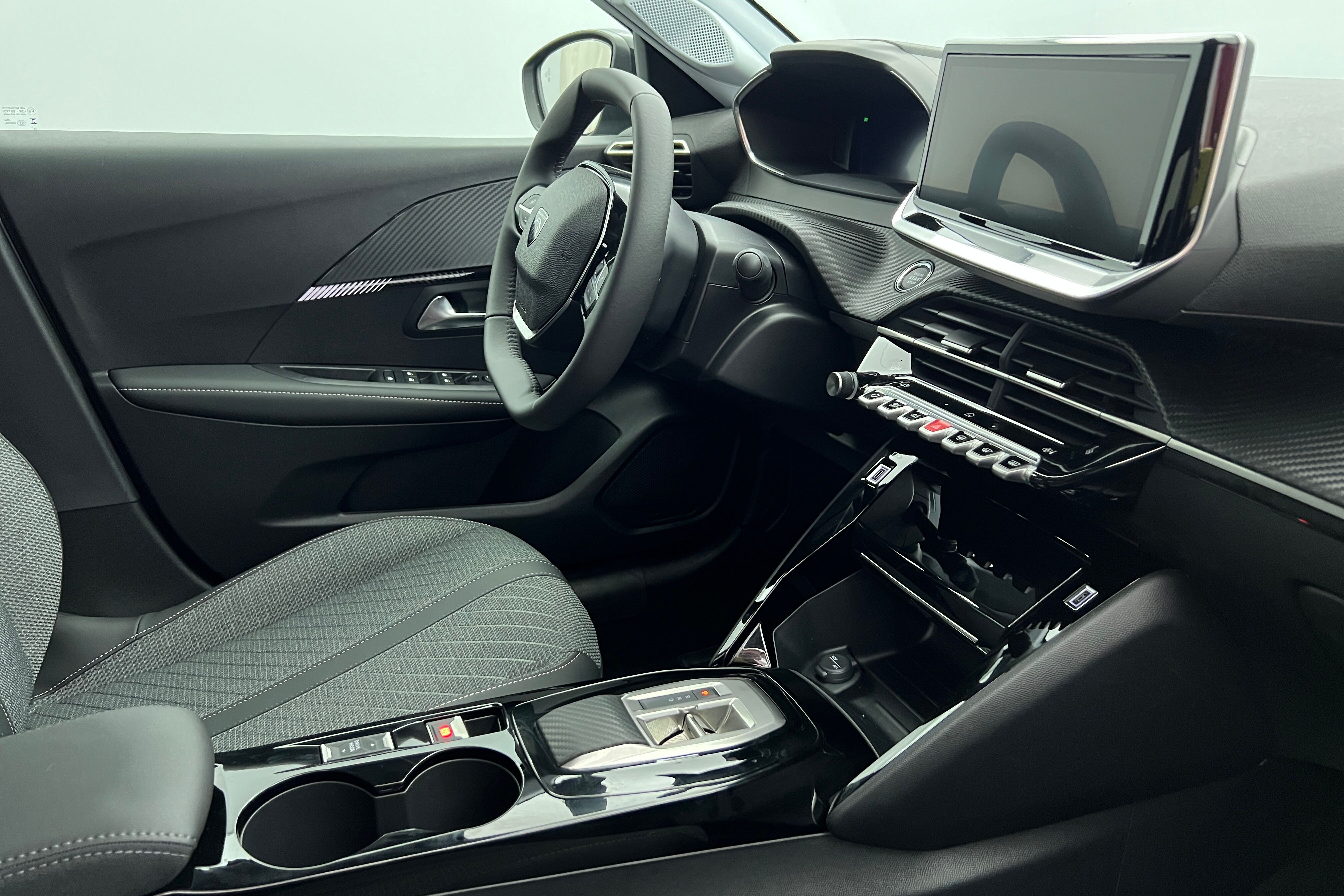 PEUGEOT 208 — photo 6
