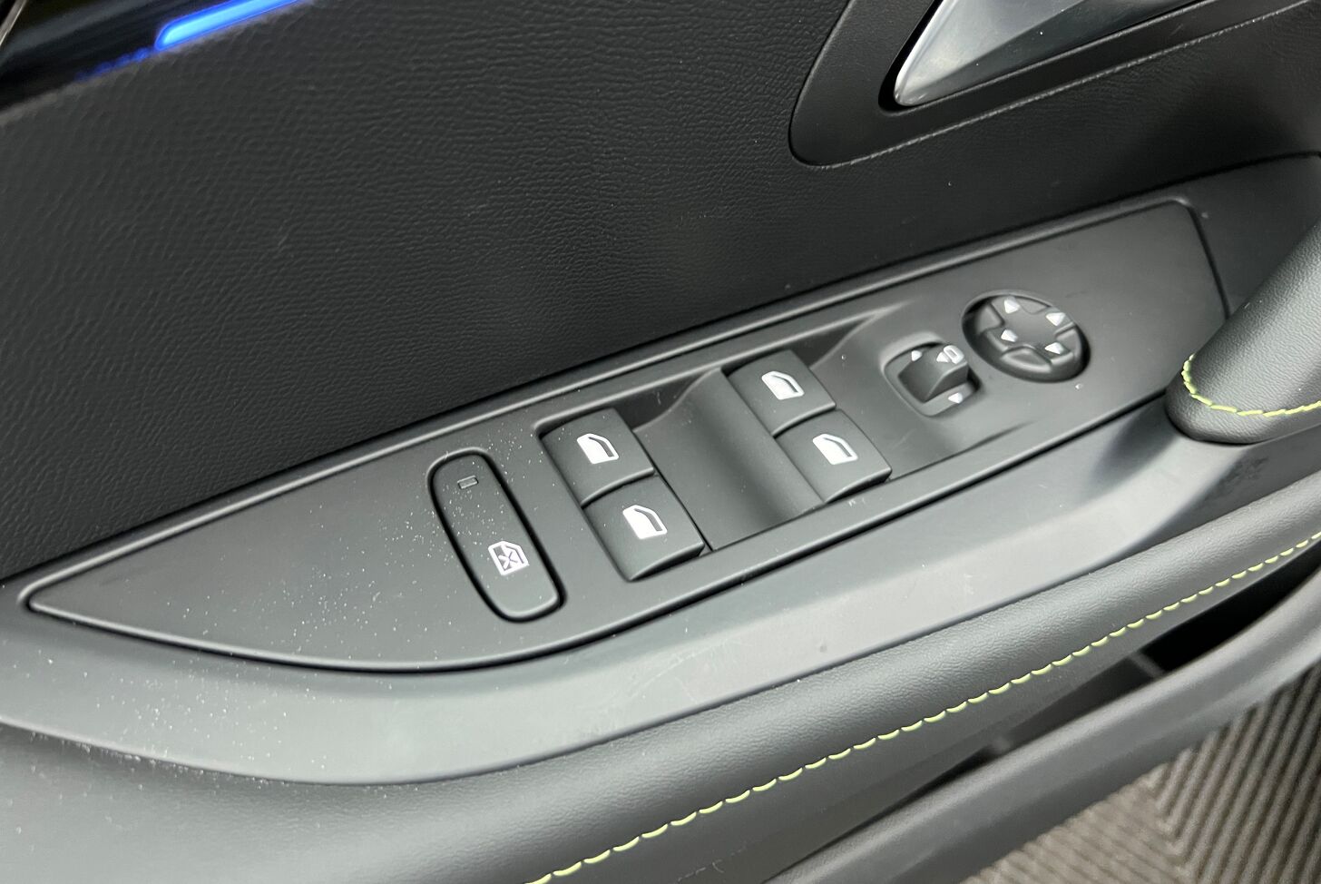 PEUGEOT 208 Berline Hybride Essence
