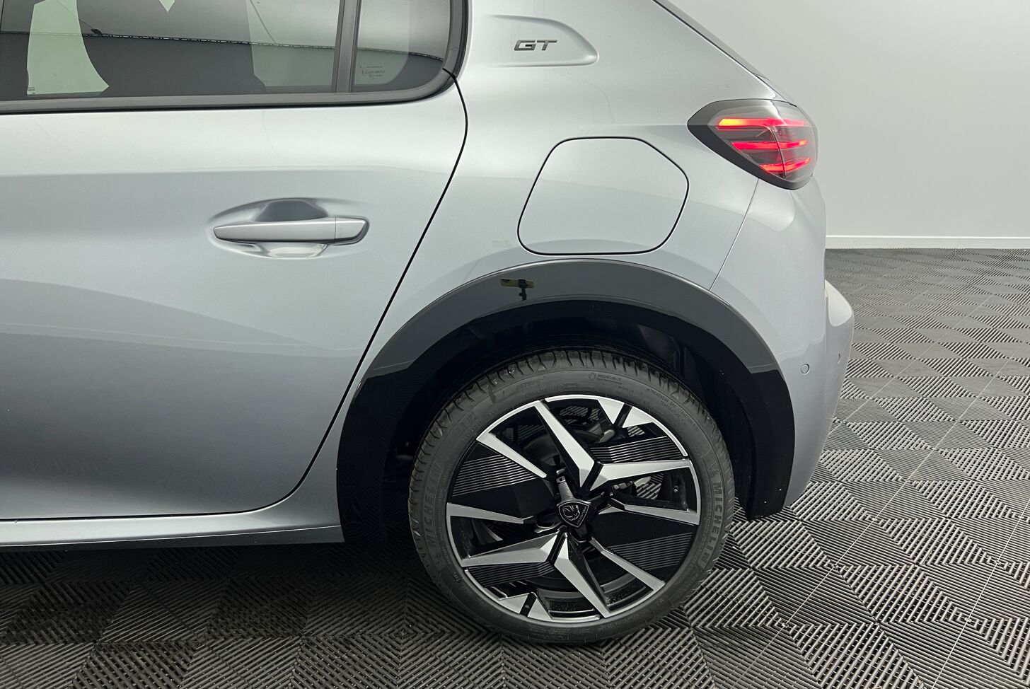 PEUGEOT 208 Berline Hybride Essence