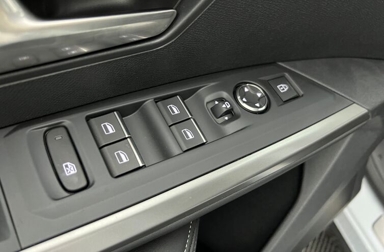 PEUGEOT 3008 SUV Hybride Essence