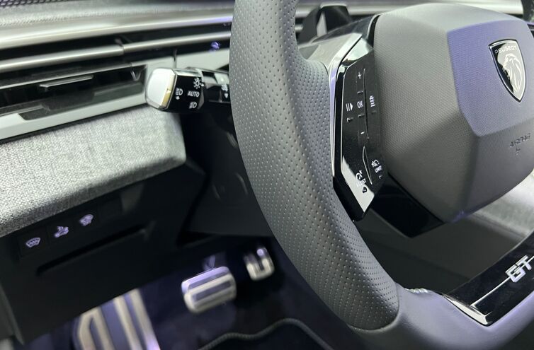 PEUGEOT 3008 SUV Hybride Essence