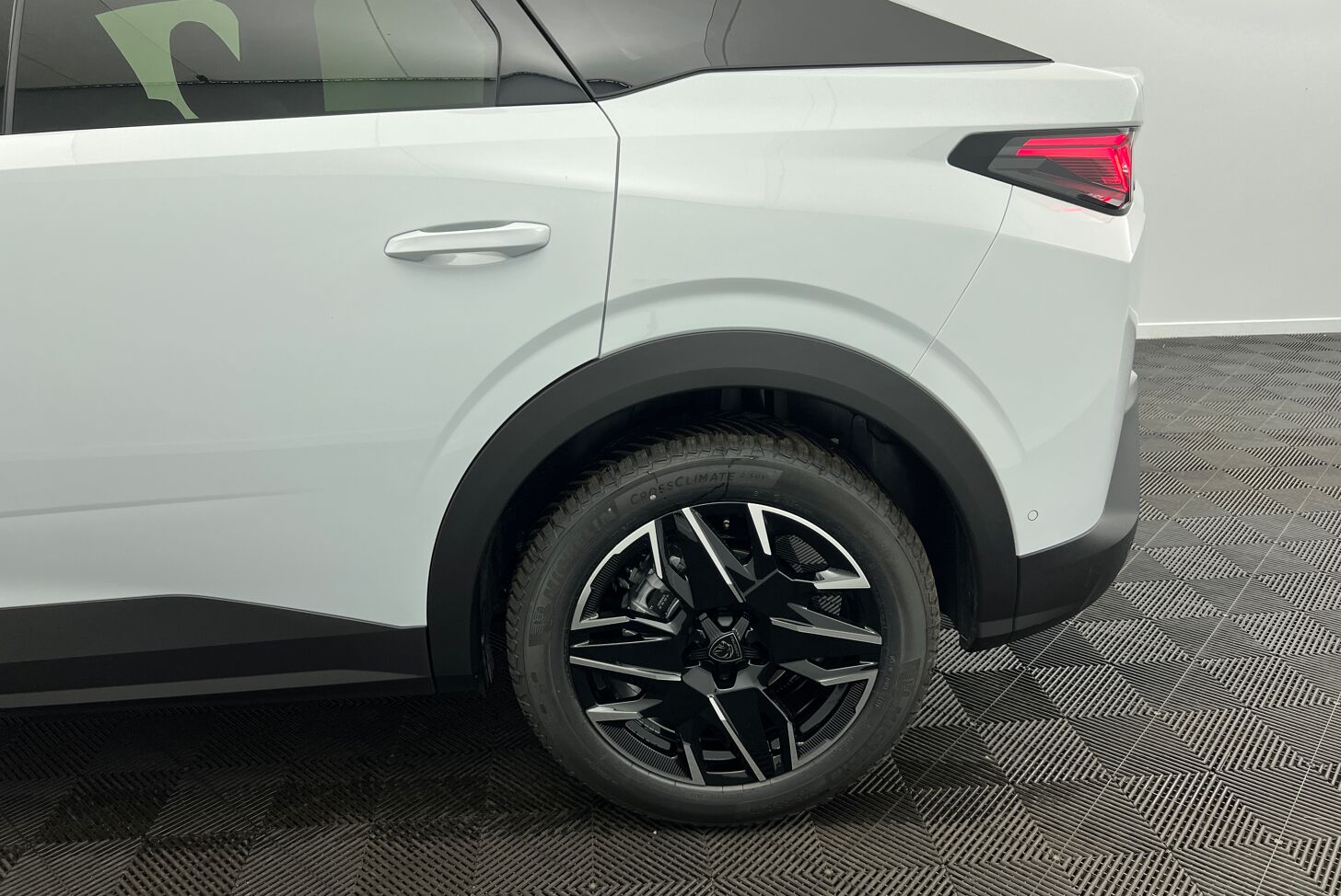 PEUGEOT 3008 SUV Hybride Essence