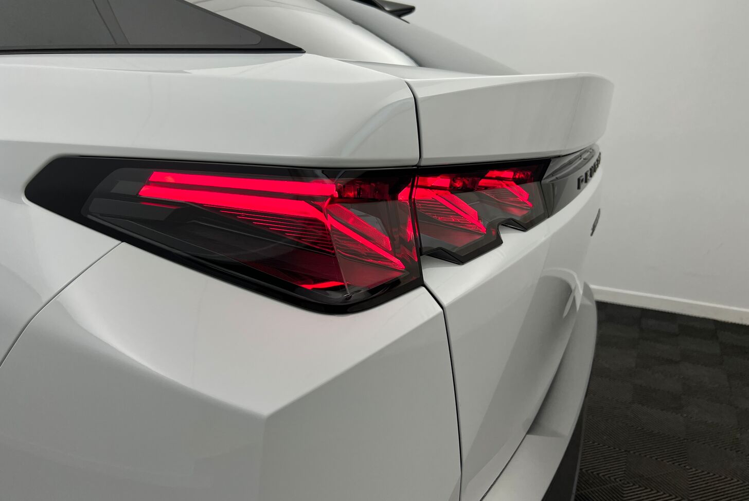 PEUGEOT 3008 SUV Hybride Essence