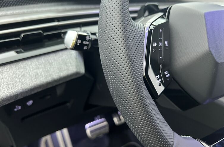 PEUGEOT 5008 SUV Hybride Essence