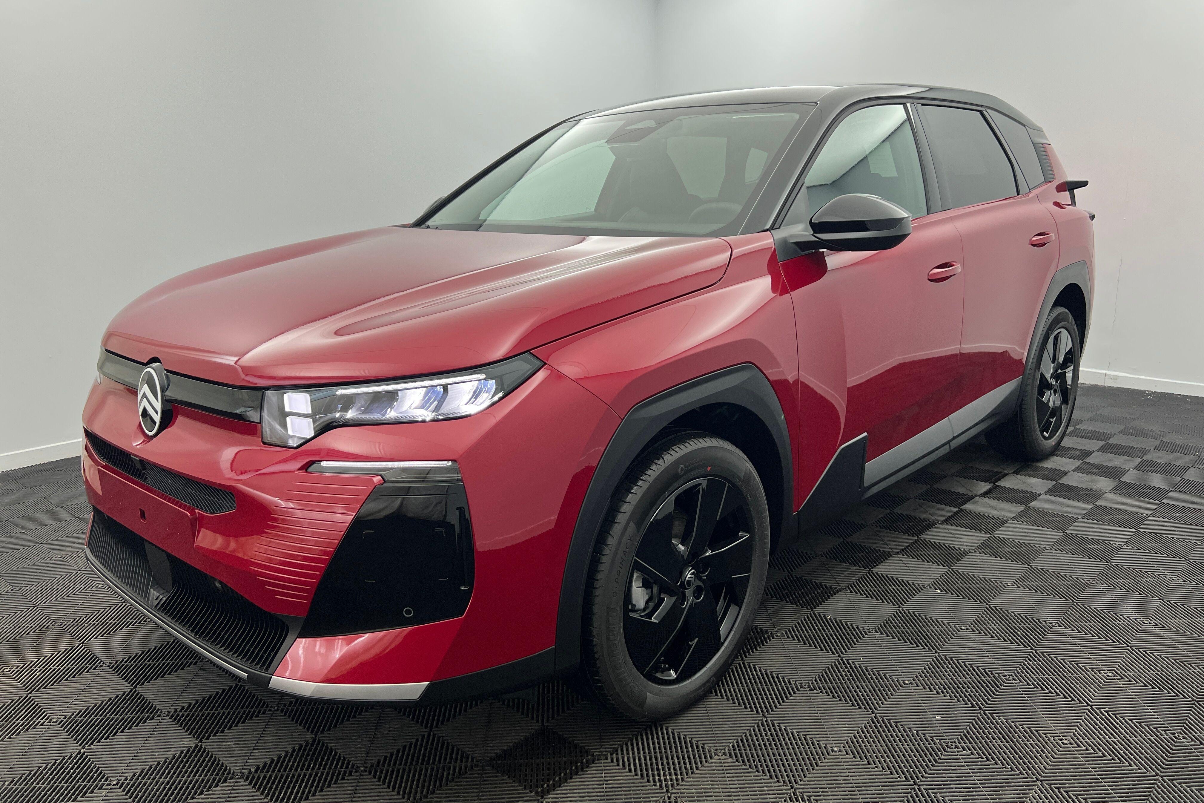 Nouveau hybrid 145 ch e-dcs6 rouge rubis - toit noir perla nera avec 1550 d'quipements inclus