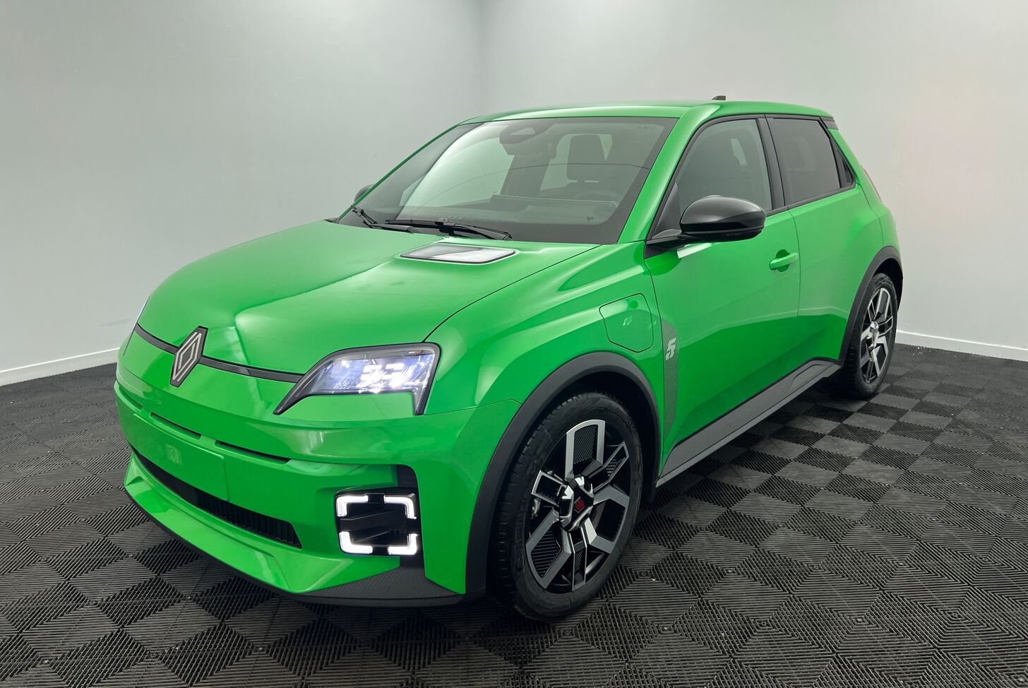 120 ch autonomie urbaine peinture vert pop avec 1250 d'equipements inclus