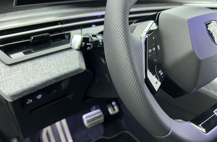 PEUGEOT 3008 SUV Hybride Essence