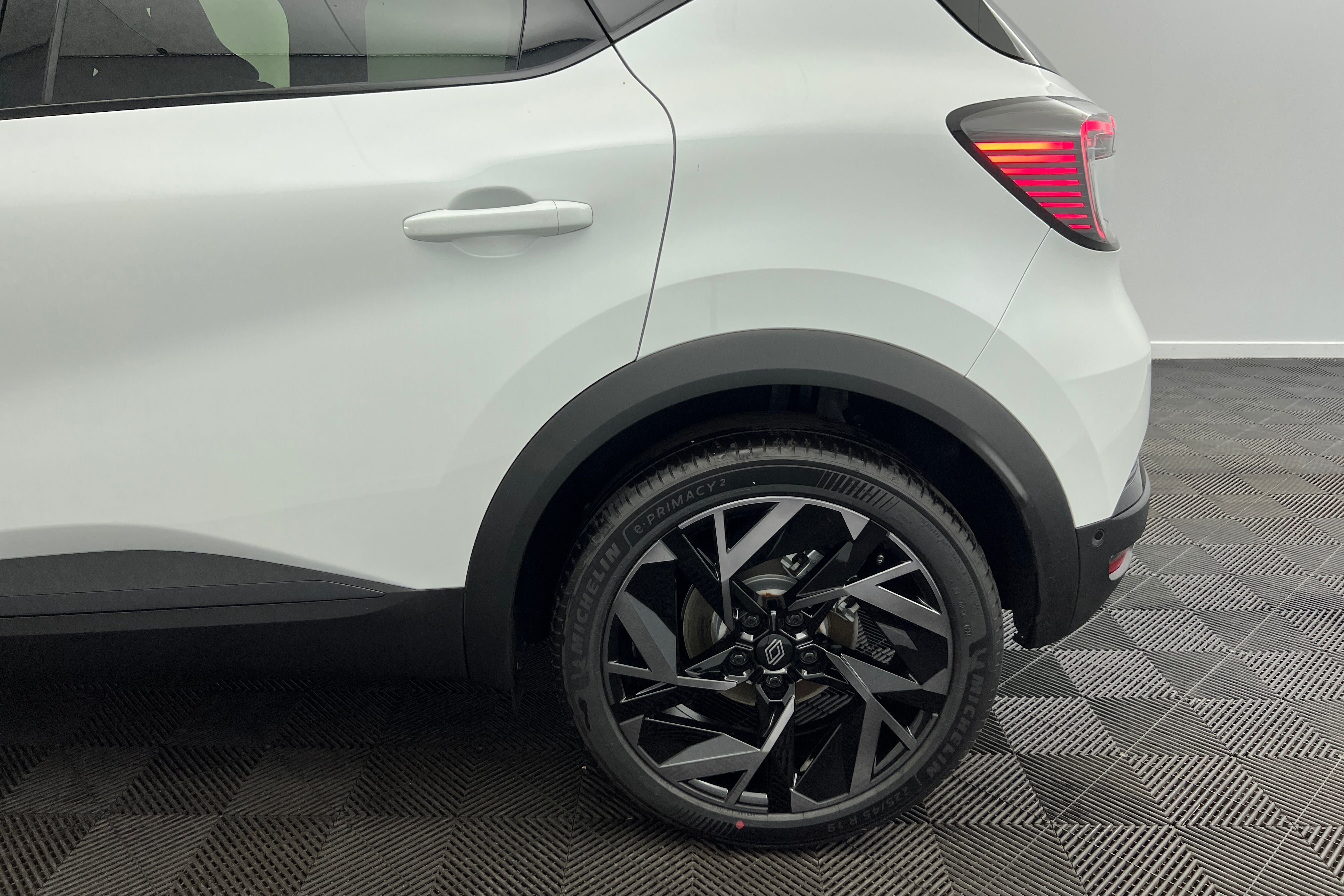 RENAULT Captur SUV Hybride — photo 19