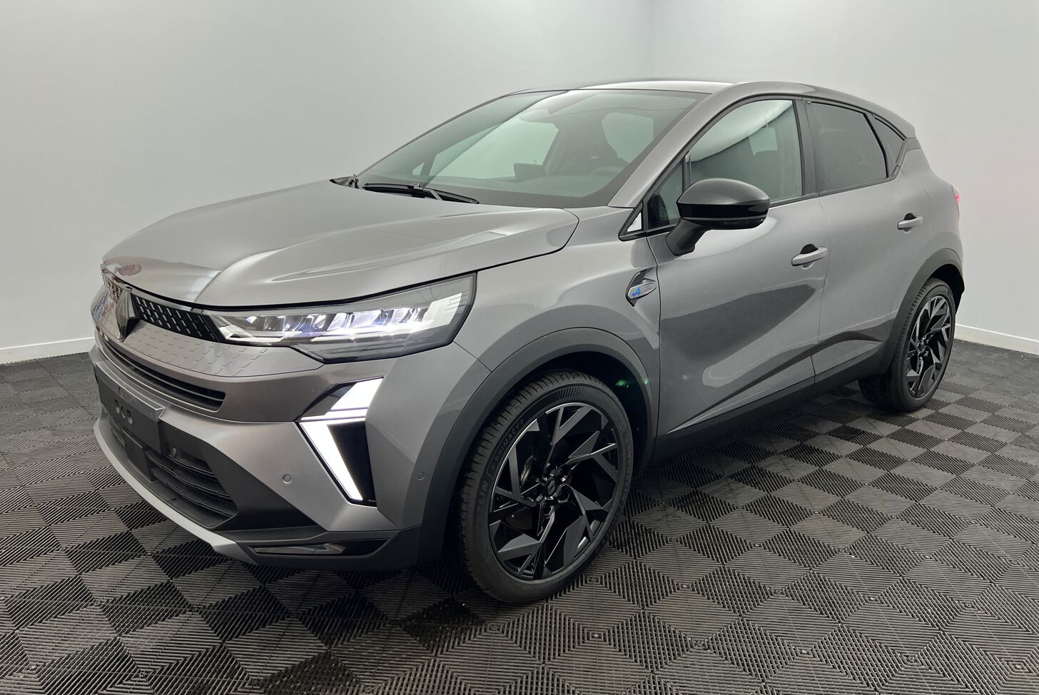 E-tech full hybrid 160 ch gris cassiopee avec 950 d'equipements inclus