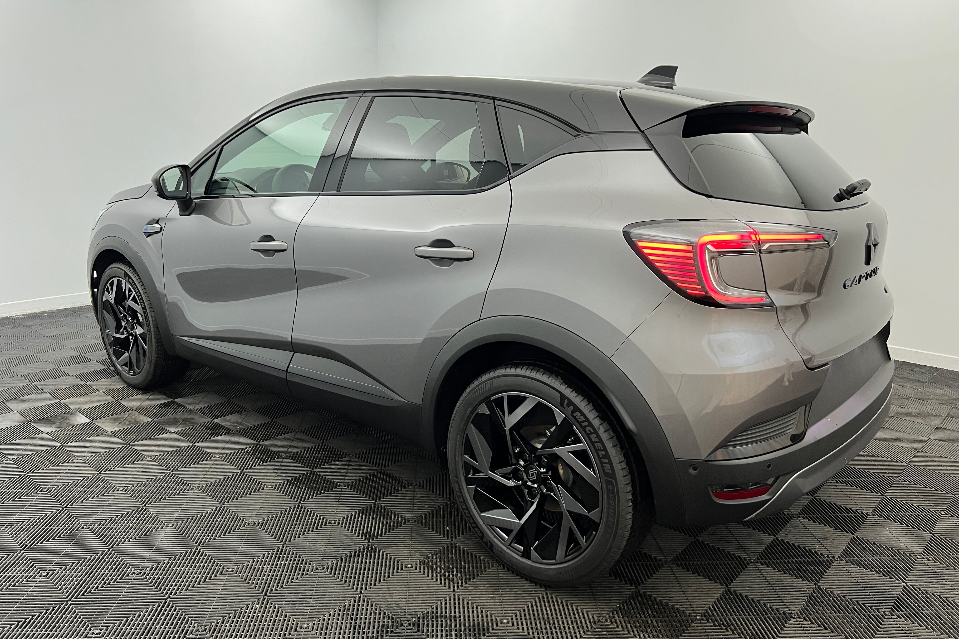 RENAULT Captur SUV Hybride — photo 4