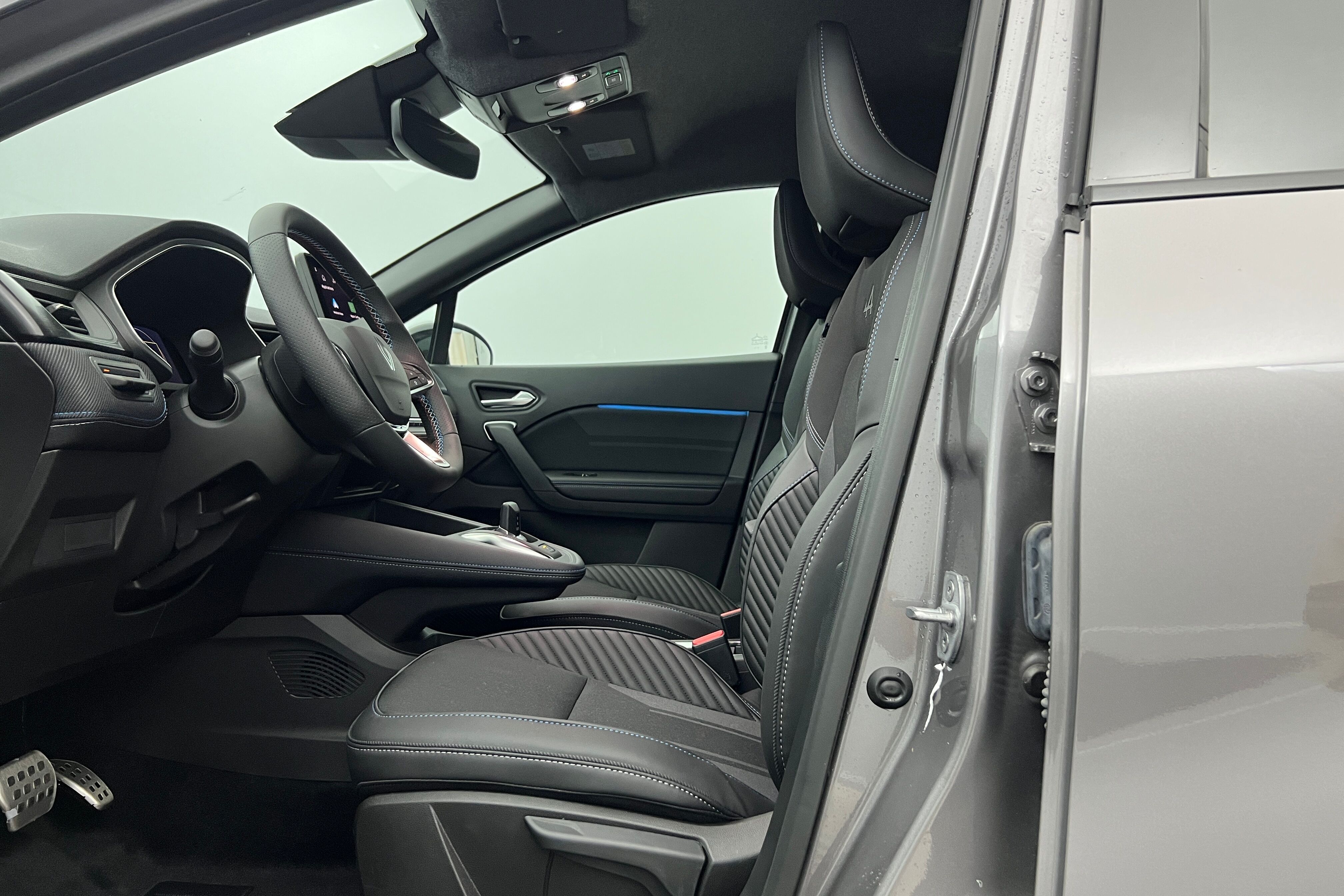 RENAULT Captur SUV Hybride — photo 12