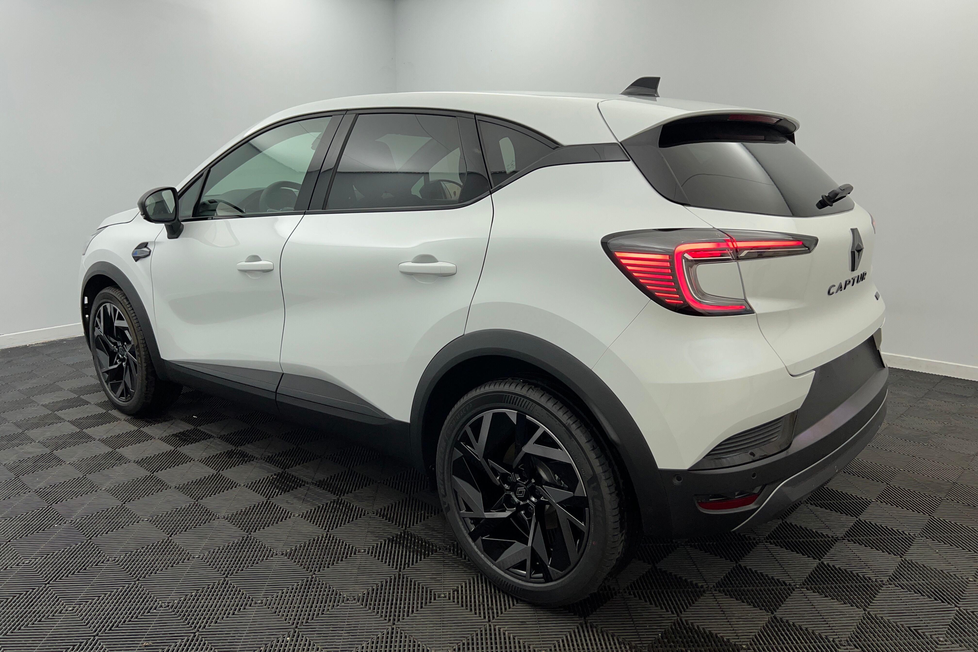 RENAULT Captur SUV Hybride — photo 4