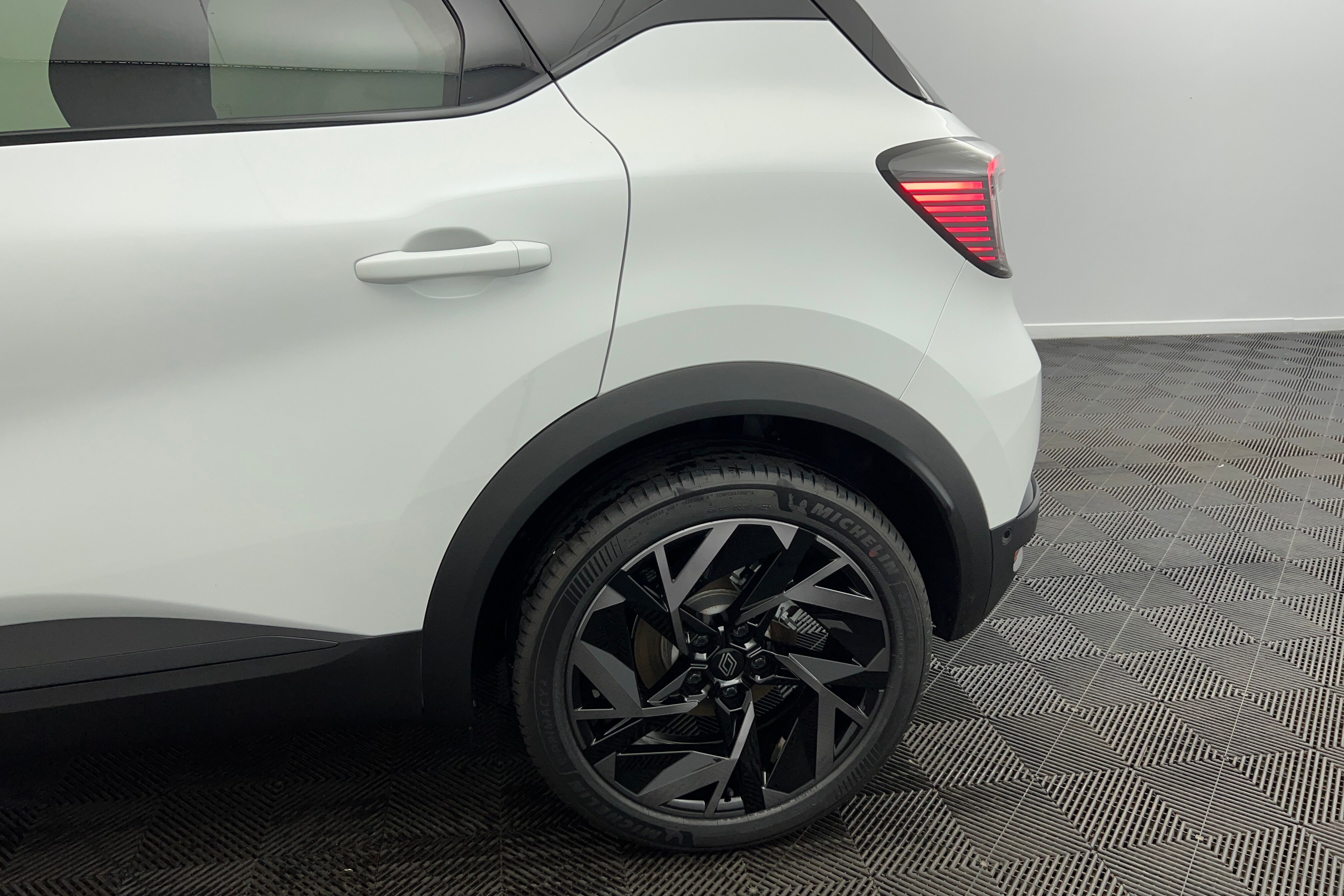 RENAULT Captur SUV Hybride — photo 19