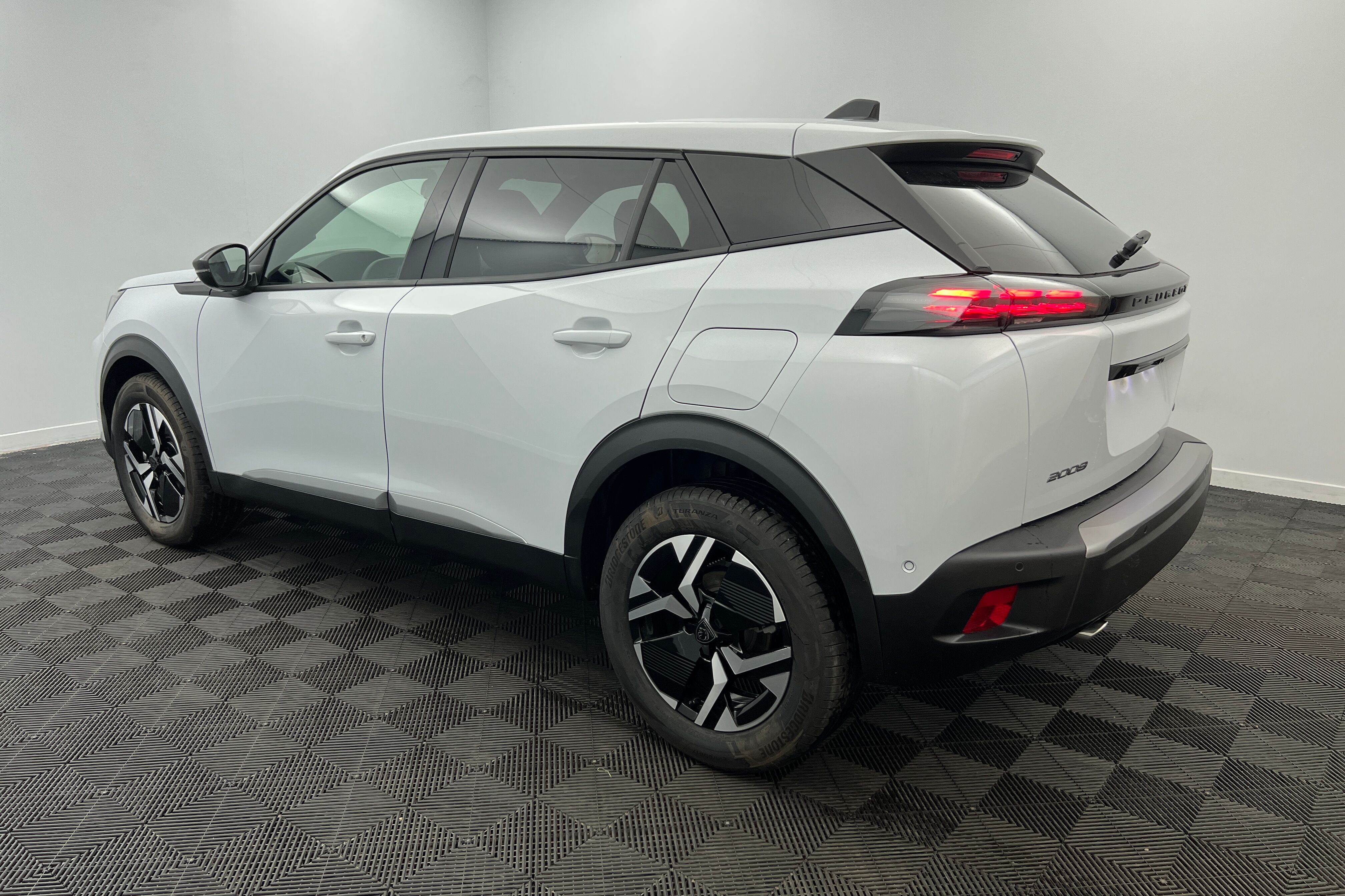PEUGEOT 2008 — photo 4
