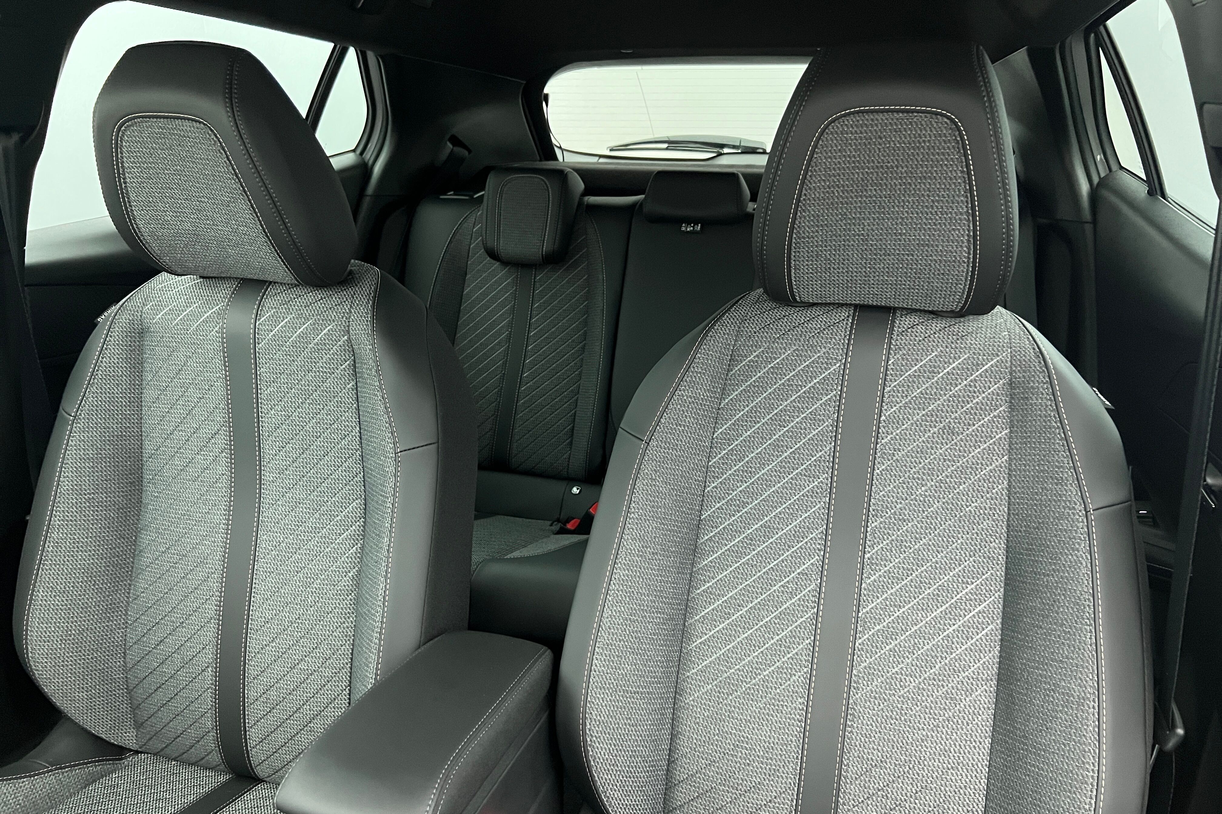 PEUGEOT 2008 SUV Hybride — photo 11