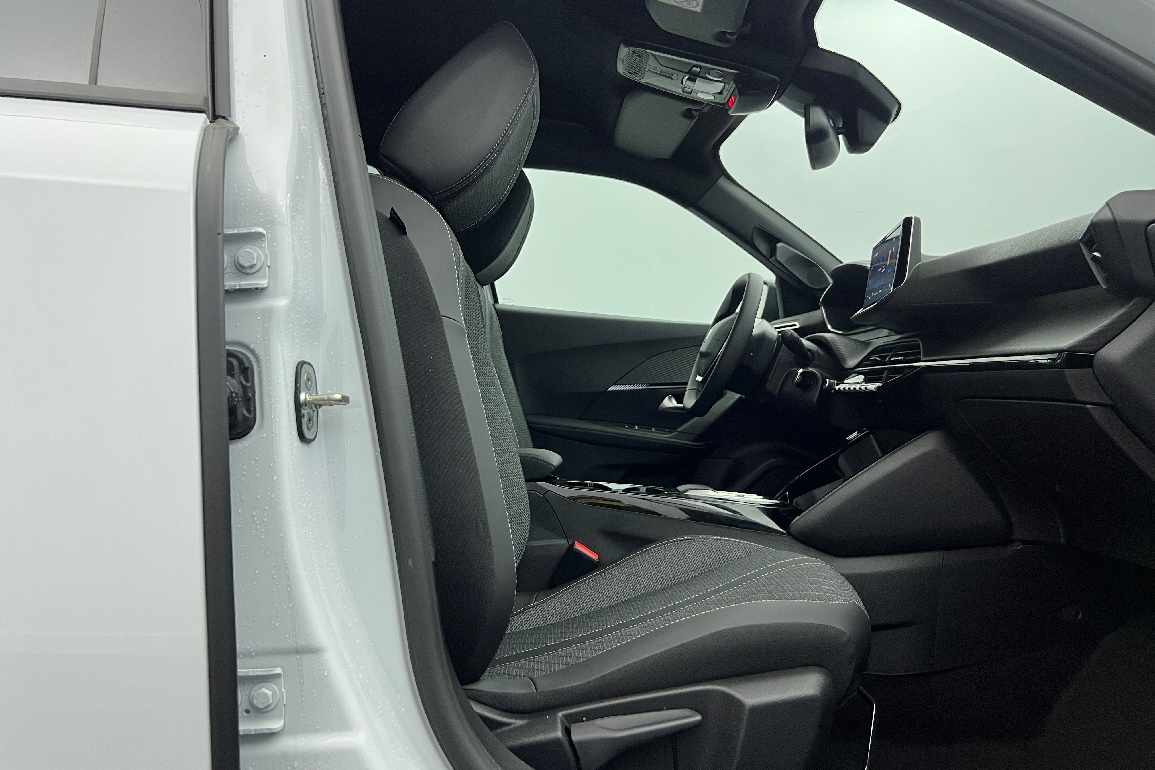PEUGEOT 2008 SUV Hybride — photo 13