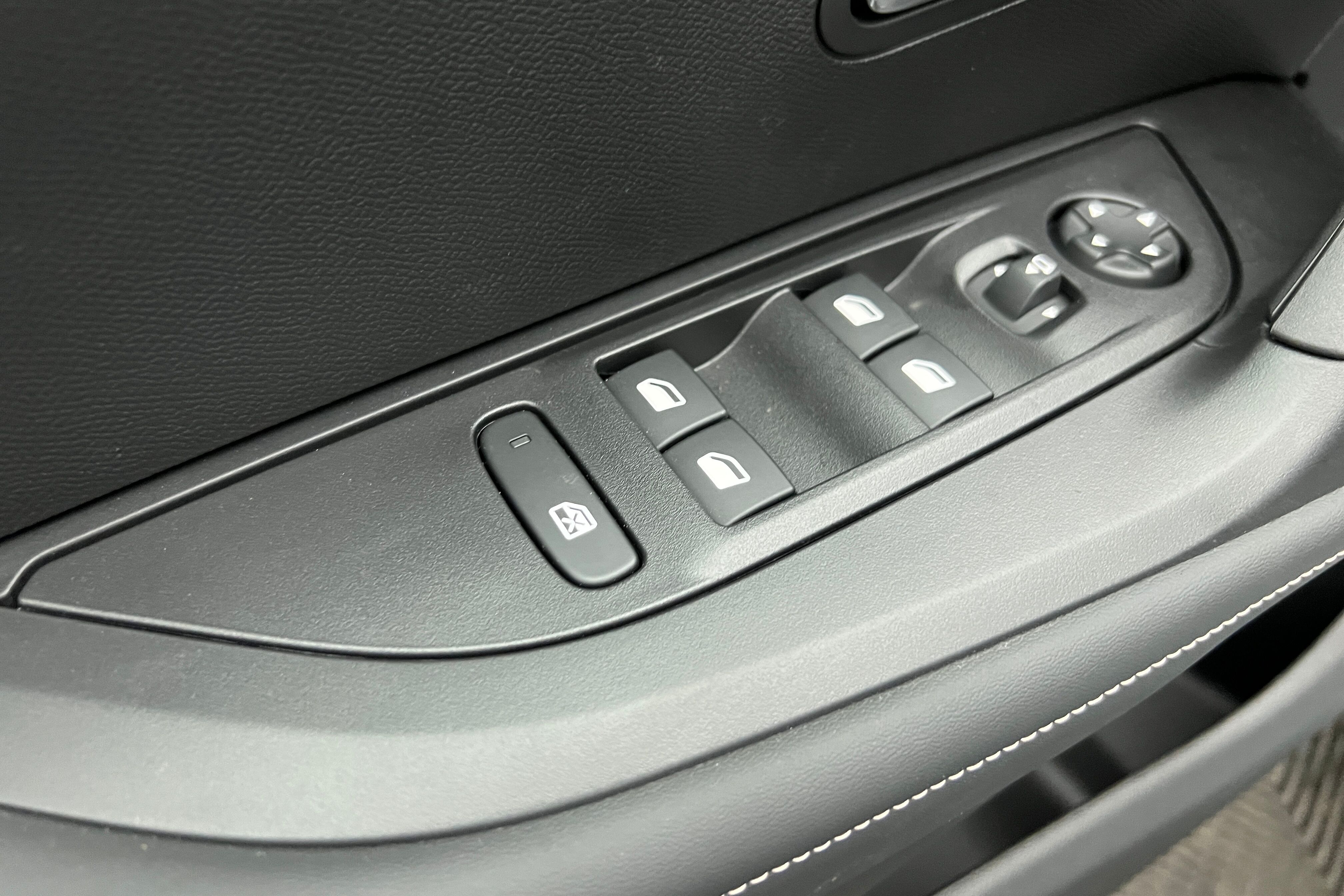 PEUGEOT 2008 SUV Hybride — photo 15