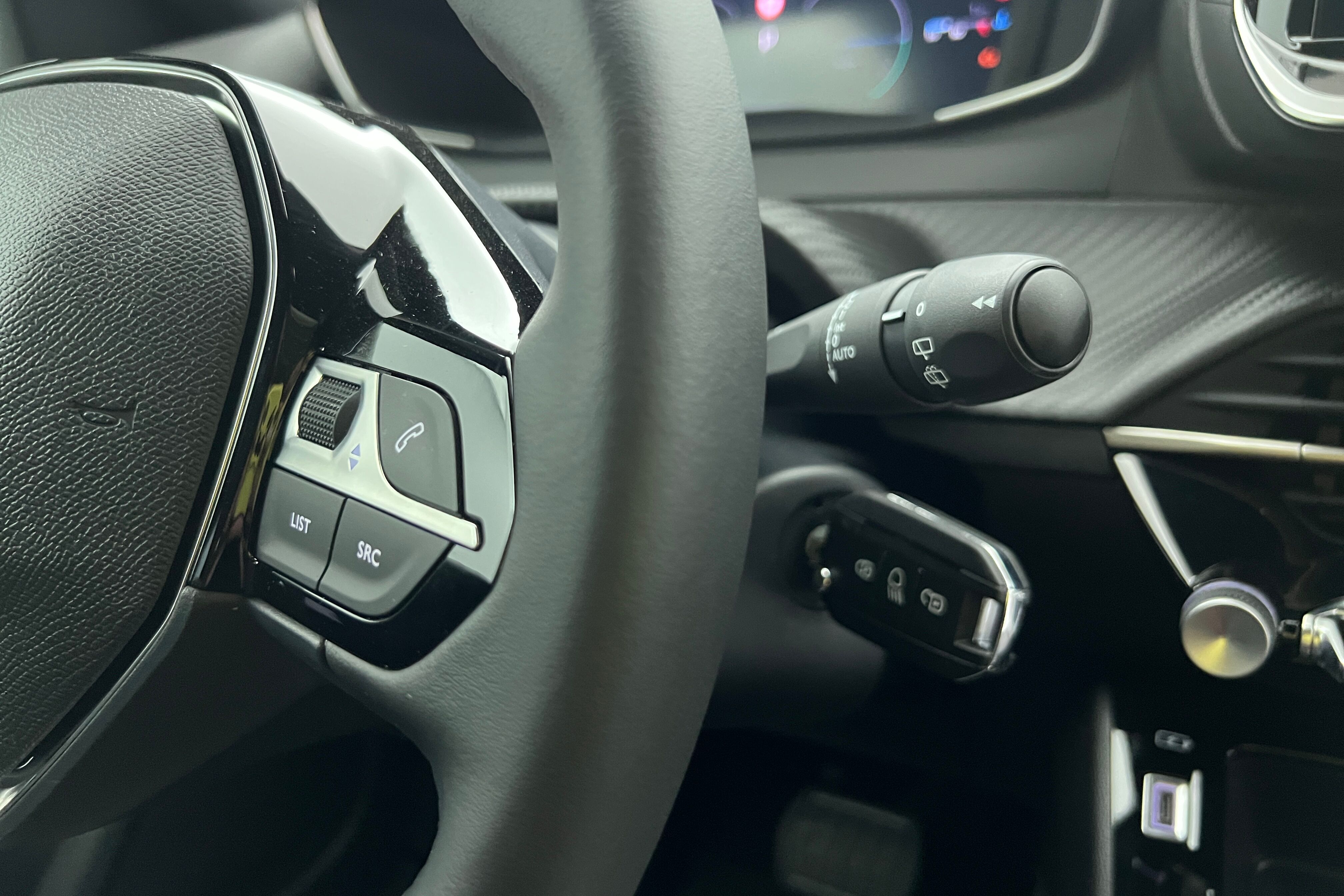 PEUGEOT 2008 SUV Hybride — photo 17