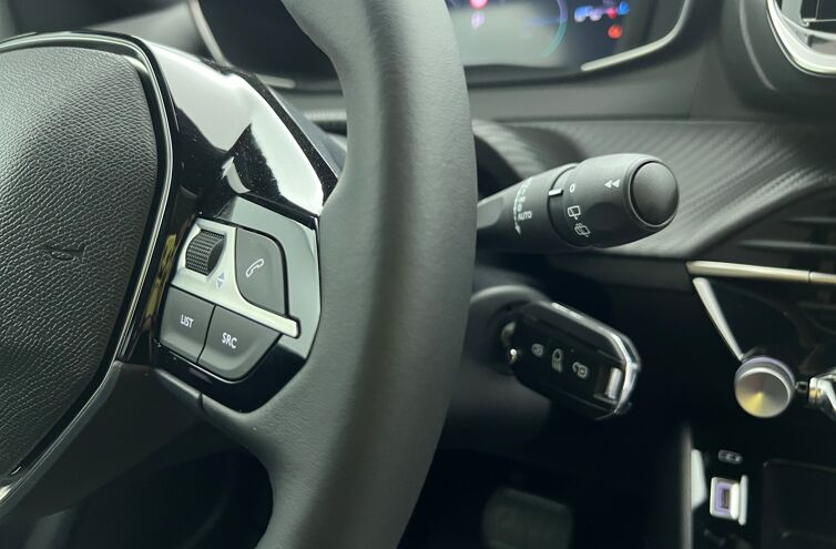 PEUGEOT 2008 SUV Hybride Essence