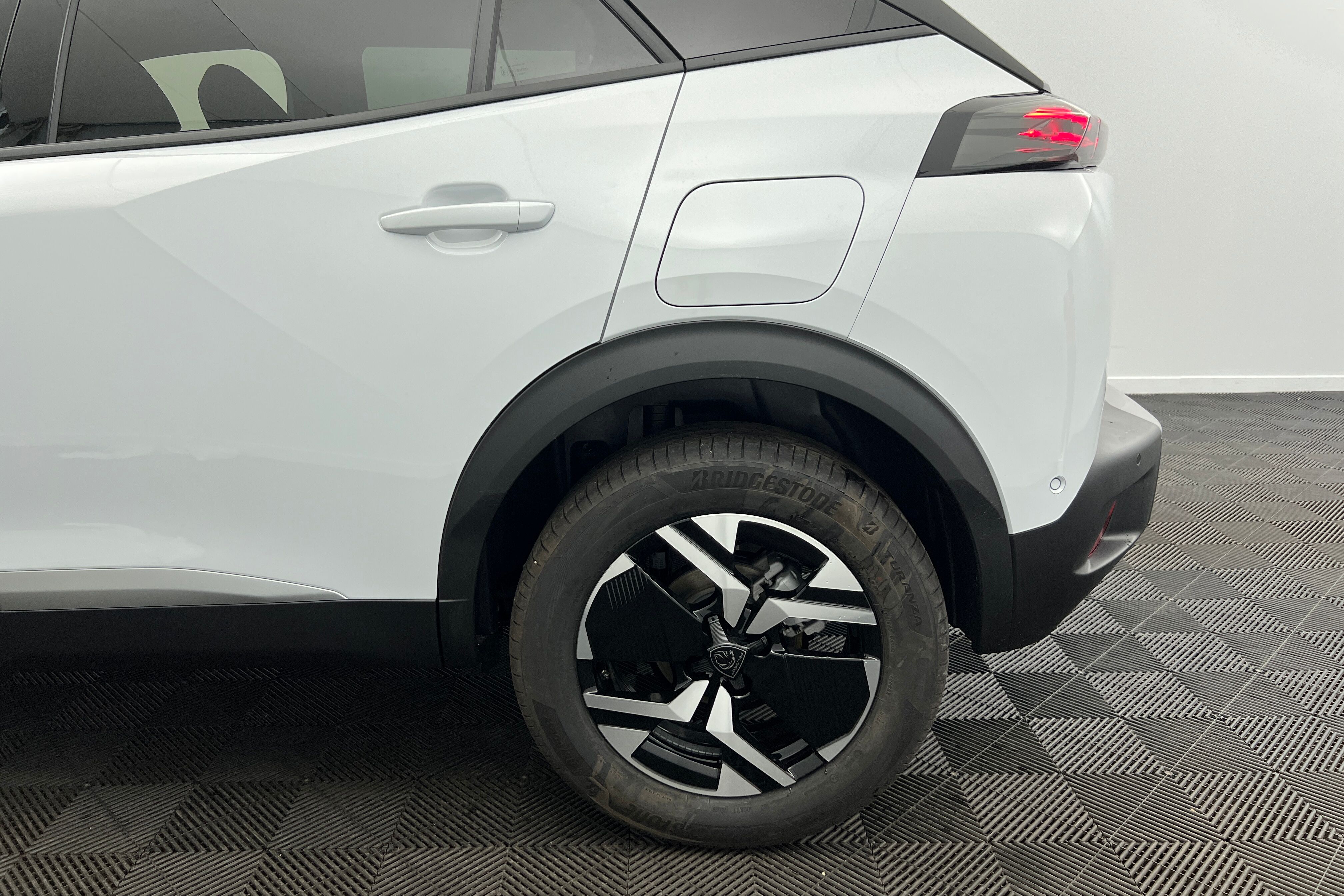 PEUGEOT 2008 SUV Hybride — photo 19