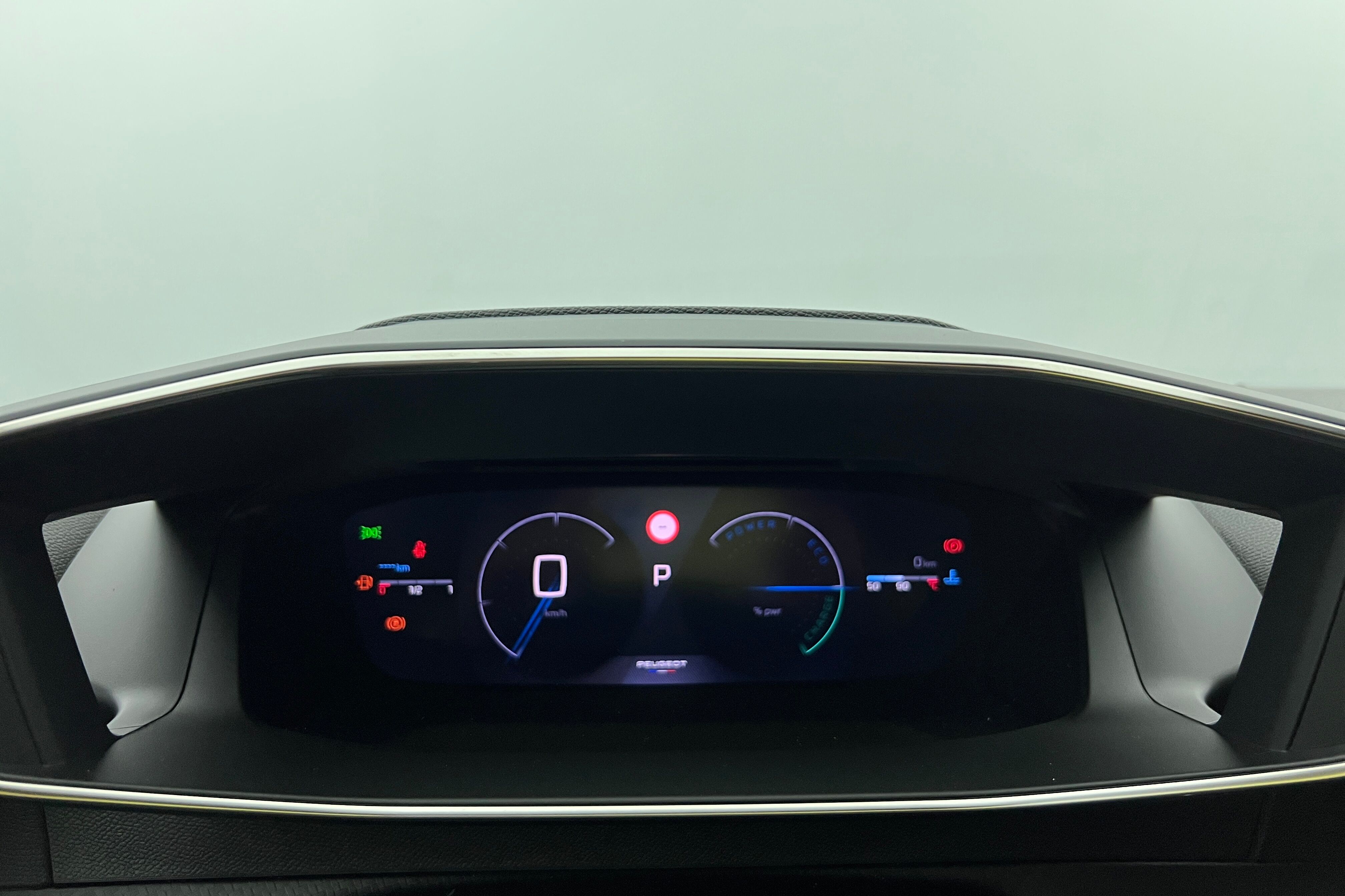 PEUGEOT 2008 SUV Hybride — photo 9