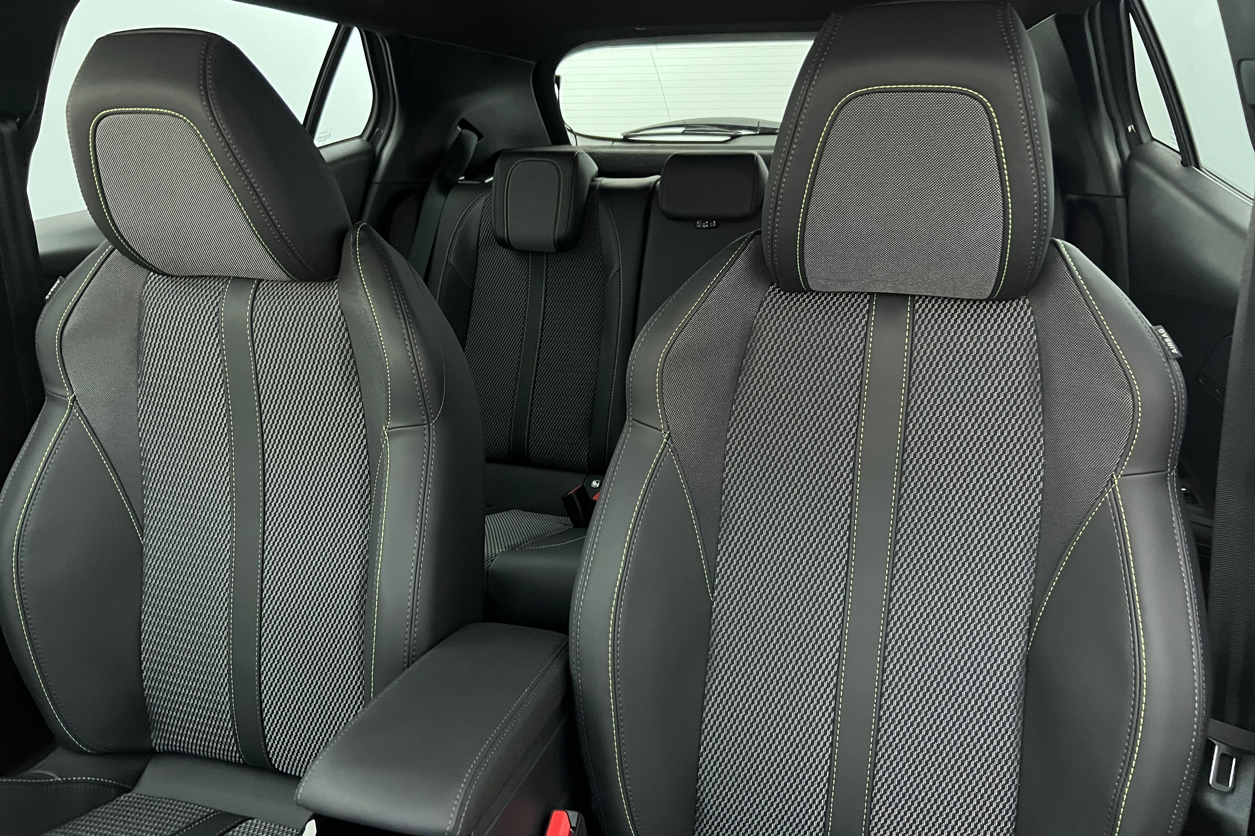 PEUGEOT 2008 SUV Hybride — photo 11