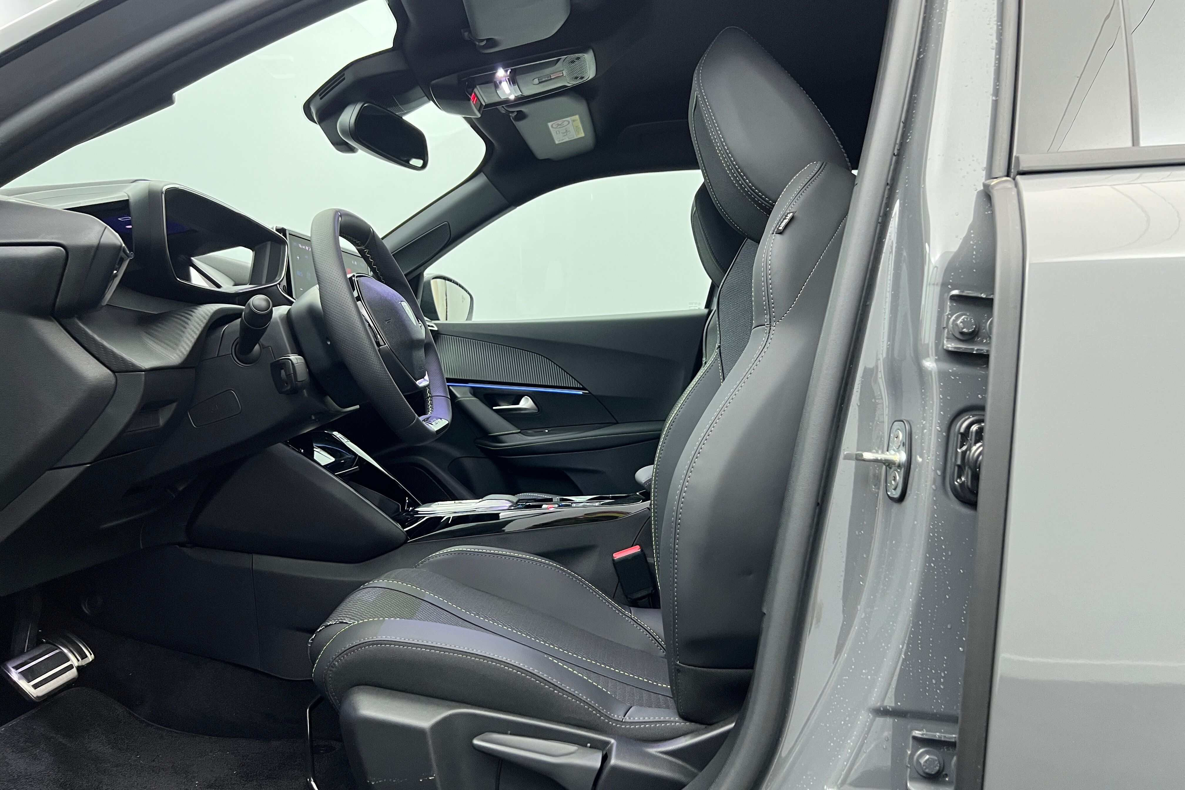 PEUGEOT 2008 SUV Hybride — photo 12
