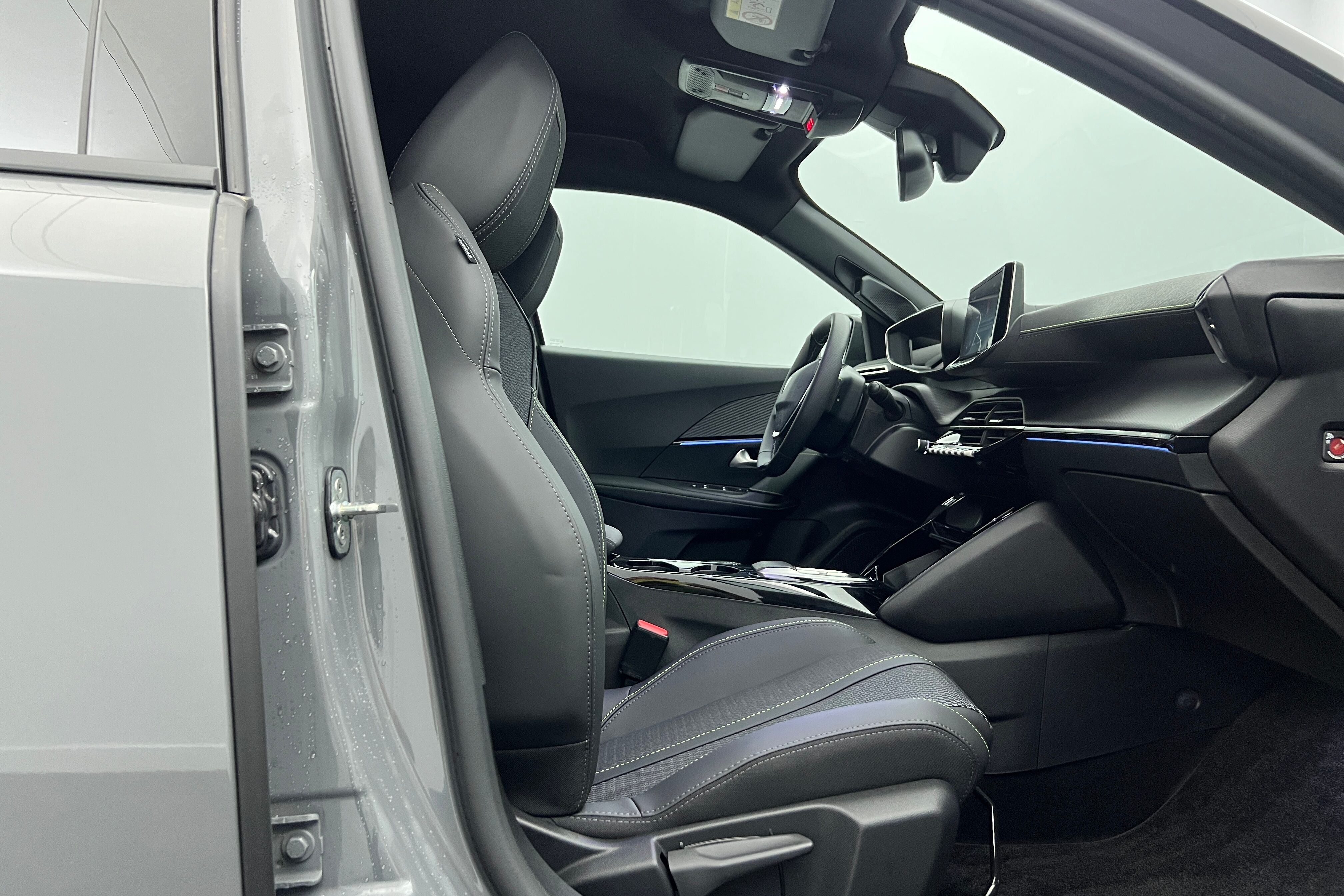 PEUGEOT 2008 SUV Hybride — photo 13