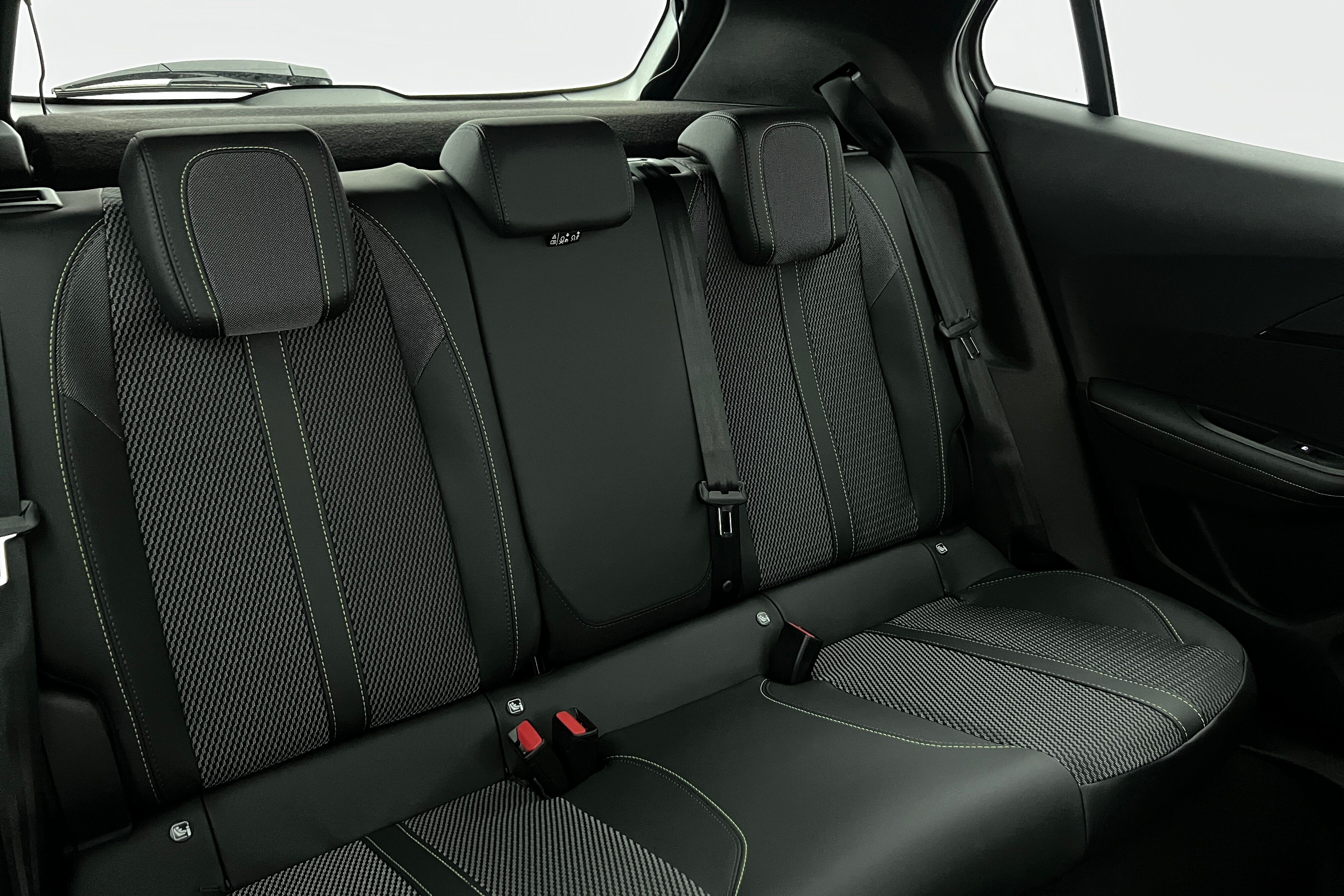PEUGEOT 2008 SUV Hybride — photo 14