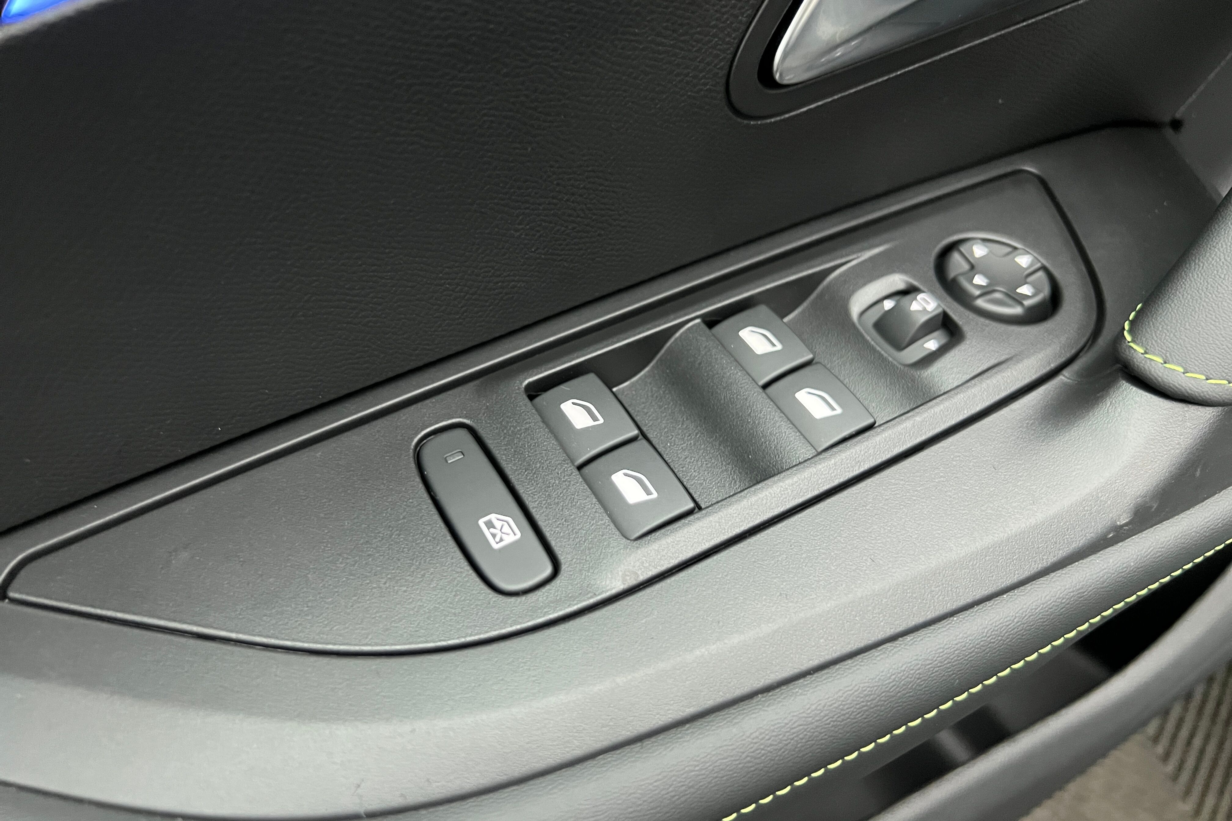PEUGEOT 2008 SUV Hybride — photo 15