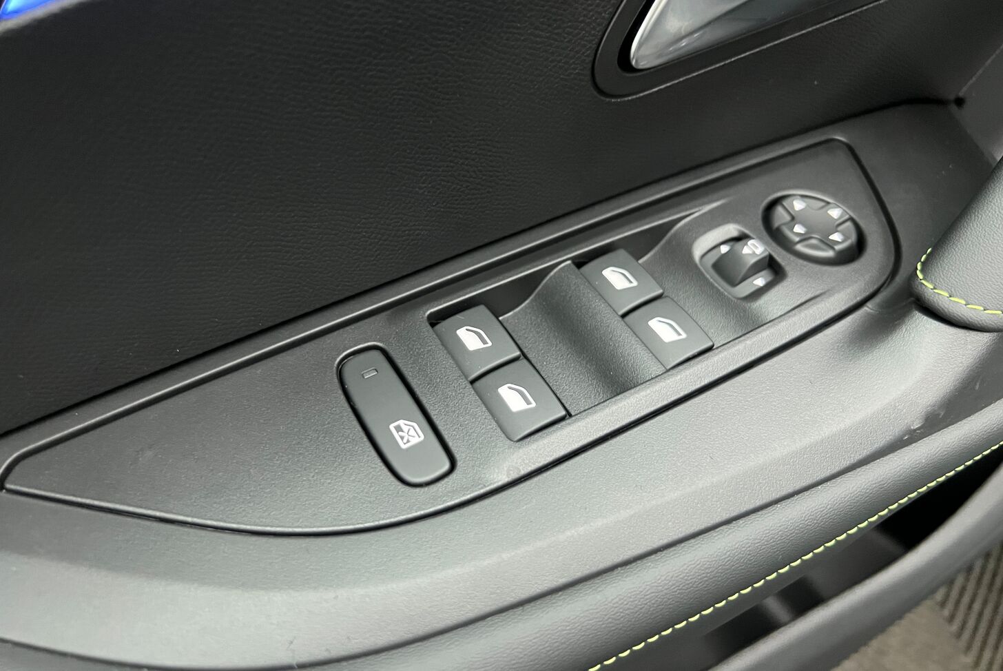 PEUGEOT 2008 SUV Hybride Essence