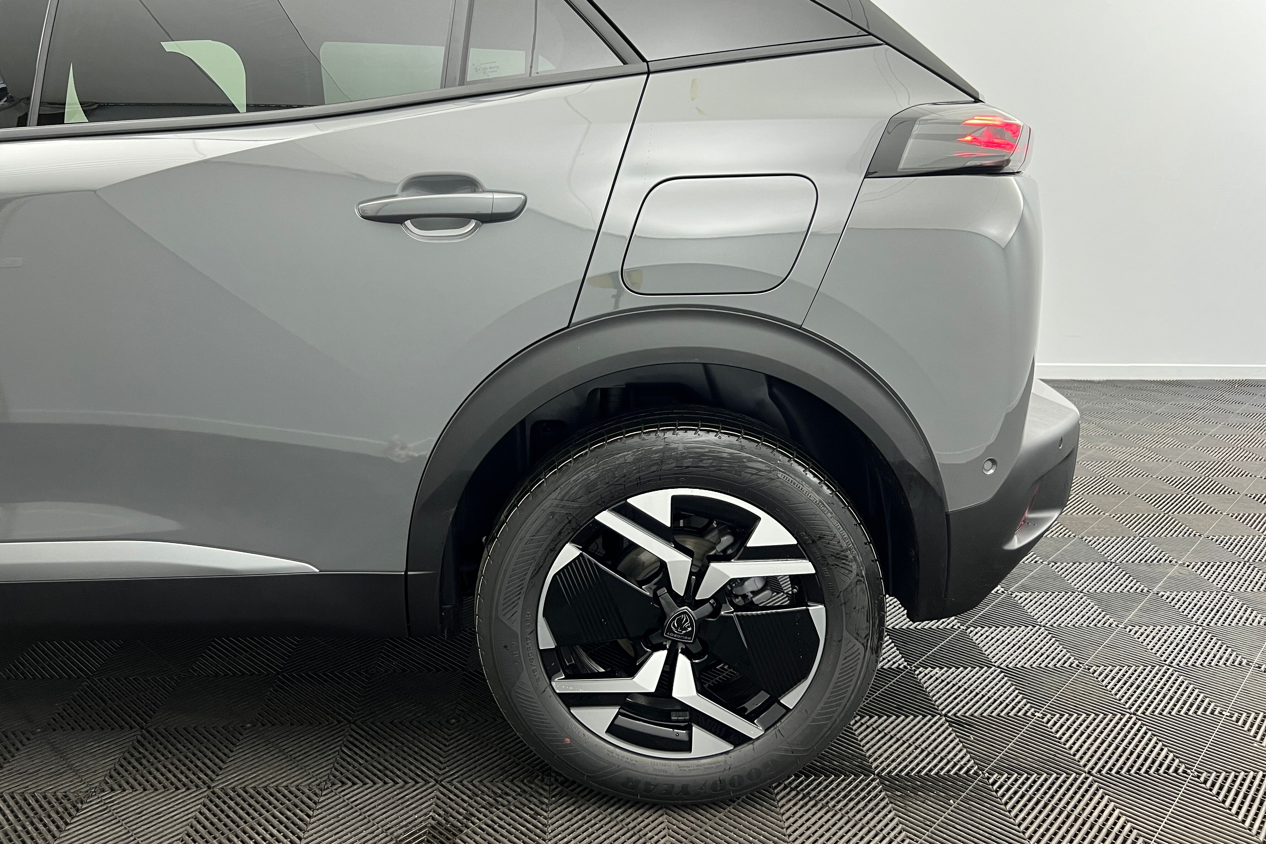PEUGEOT 2008 SUV Hybride — photo 19