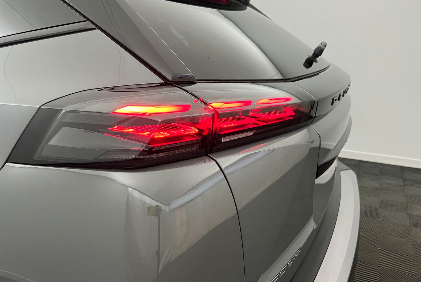 PEUGEOT 2008 SUV Hybride Essence