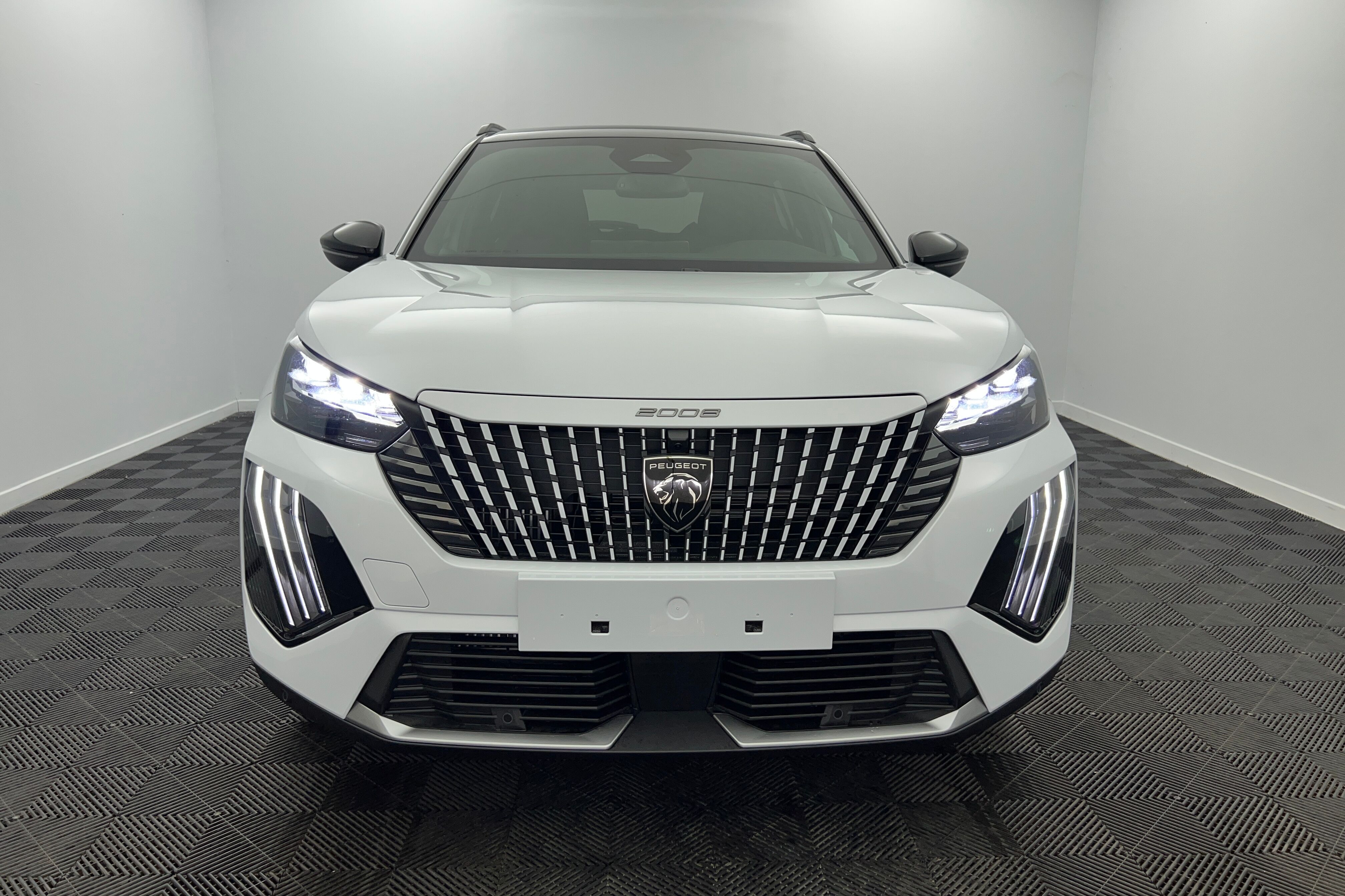 PEUGEOT 2008 SUV Hybride — photo 2