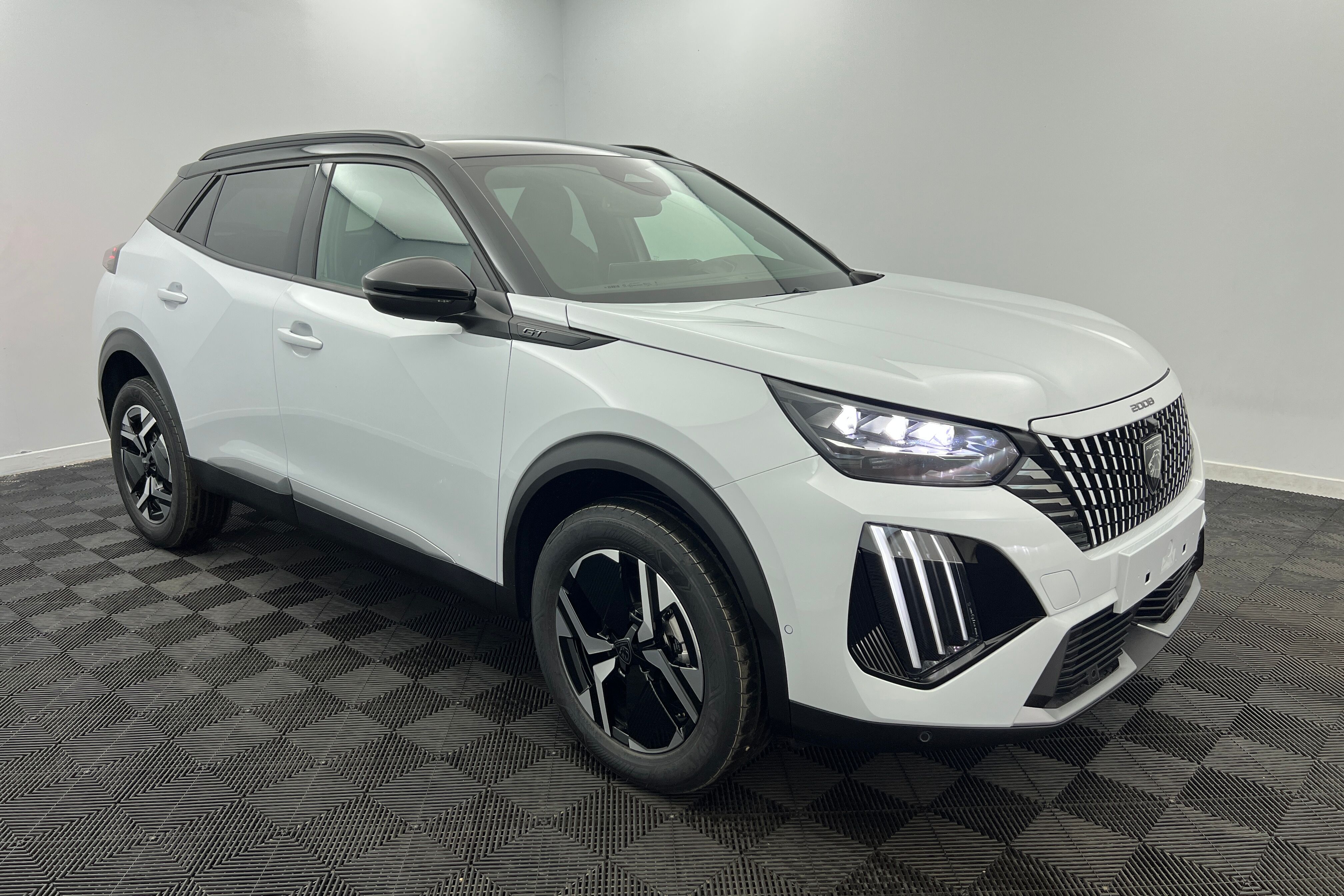 PEUGEOT 2008 SUV Hybride — photo 3
