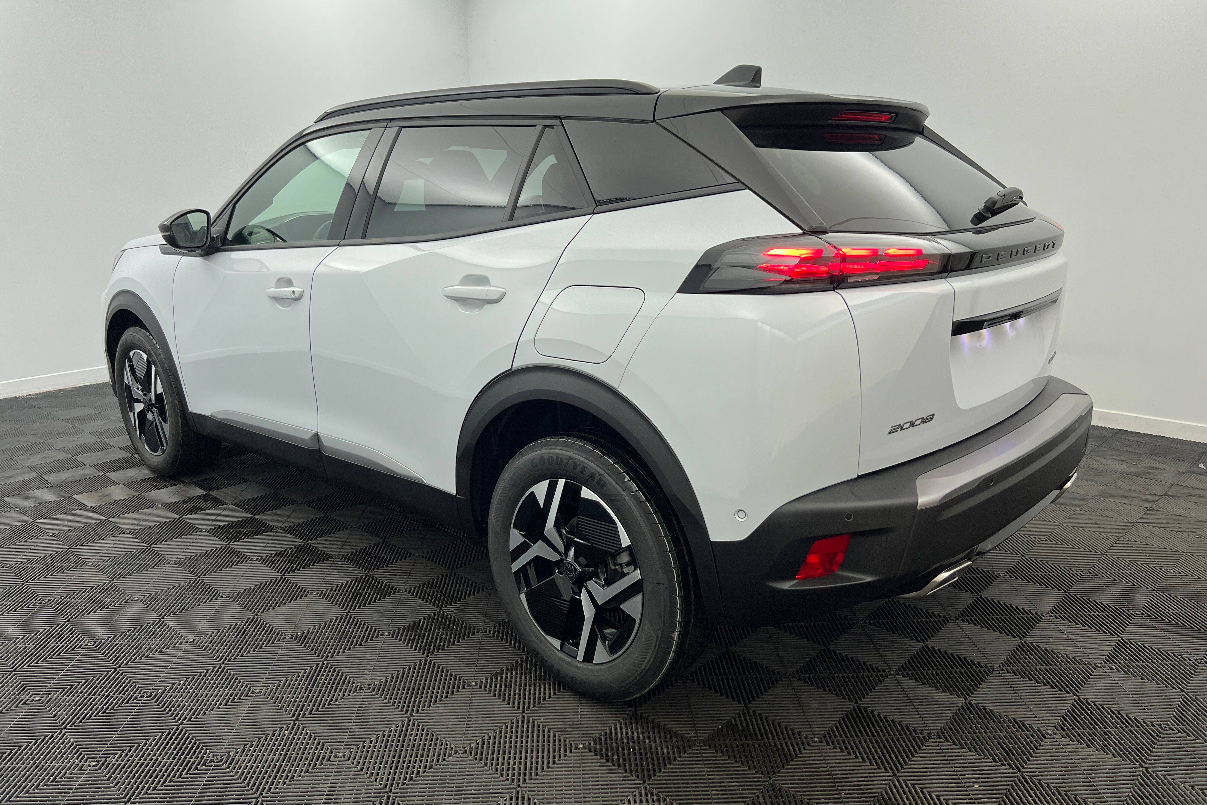 PEUGEOT 2008 SUV Hybride — photo 4