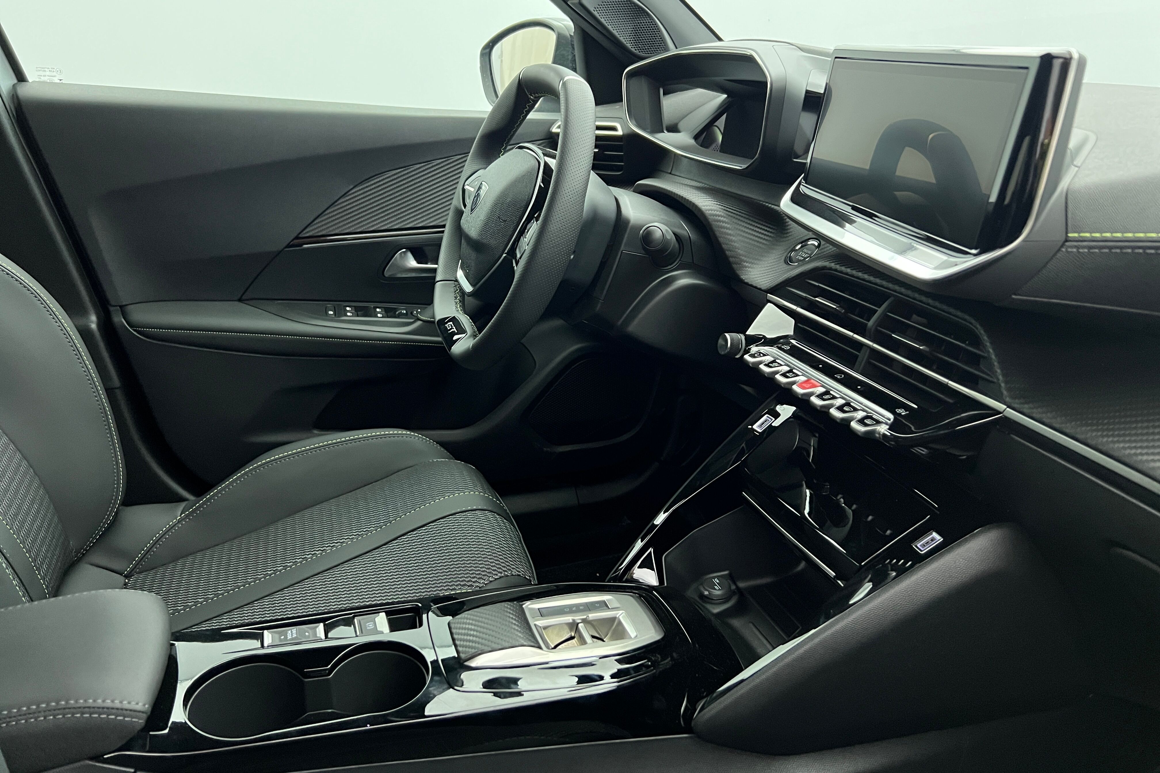PEUGEOT 2008 SUV Hybride — photo 6